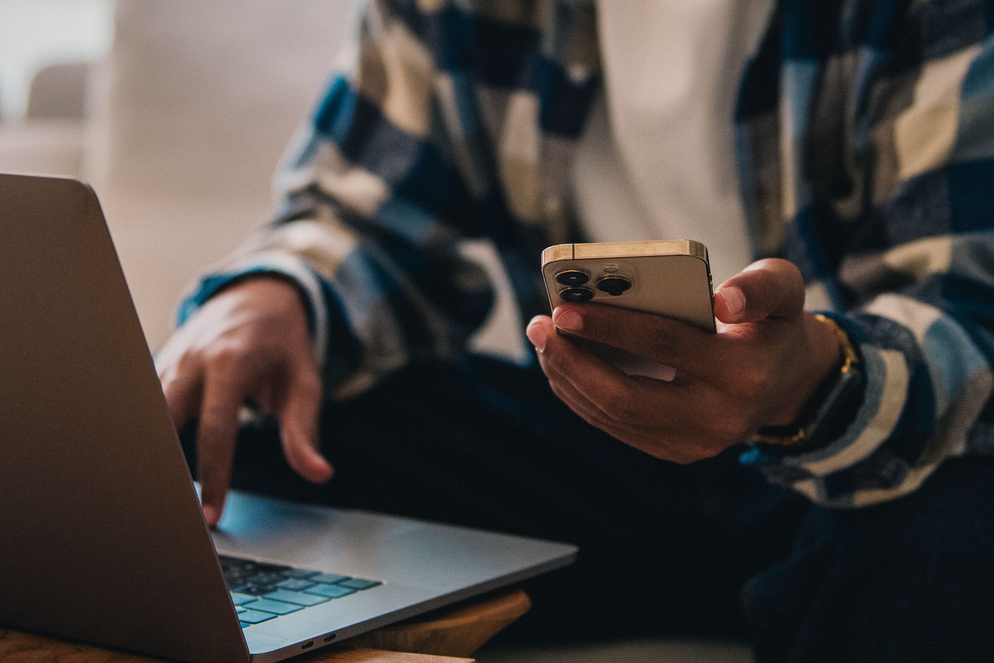 Nachhaken bringt Klarheit: Bei fehlender Rückmeldung lohnt sich eine freundliche Nachfrage.