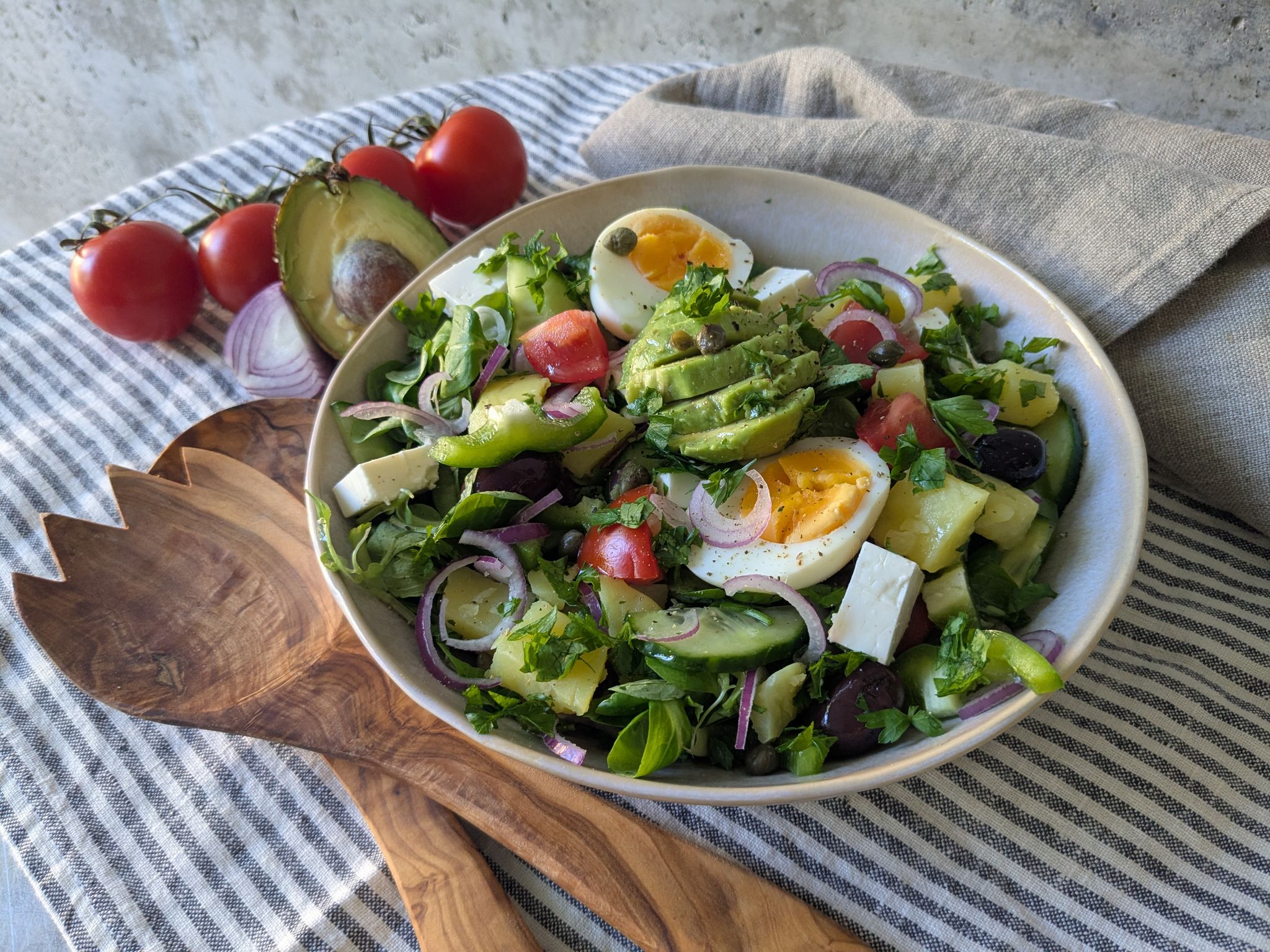 Der Saft einer ganzen Zitrone verpasst dem kretischen Salat mit Kartoffeln viel Frische, Feta-Würfel und Kapern sorgen für Würze.