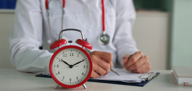 Foto: Nadzeya Haroshka/iStock Arzttermin