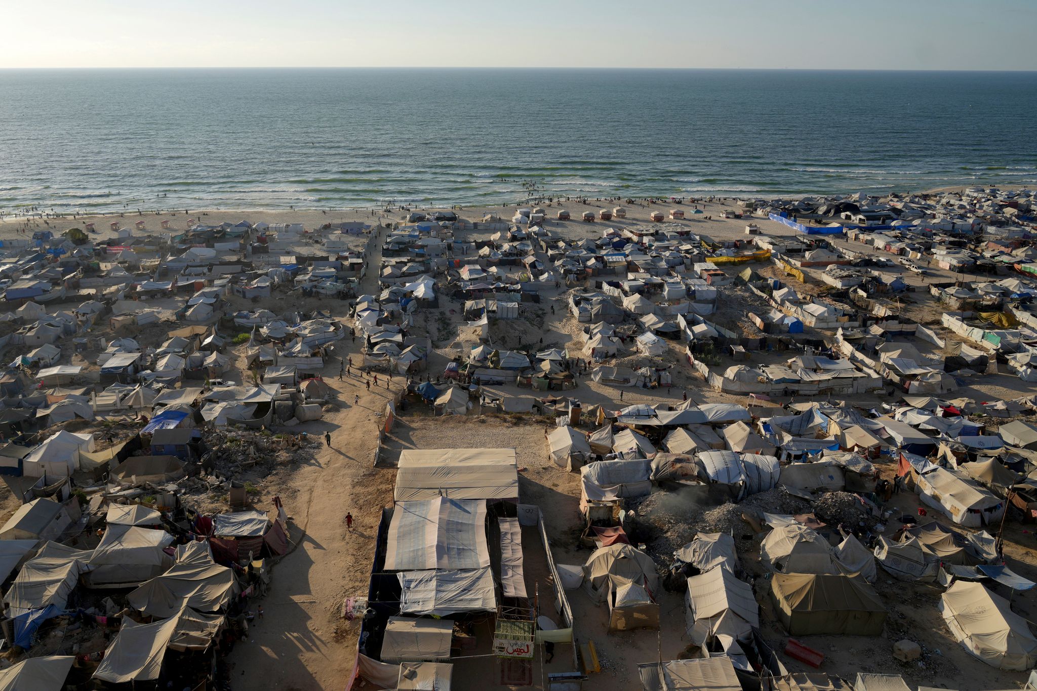 Ein behelfsmäßiges Zeltlager für vertriebene Palästinenser nahe Gaza