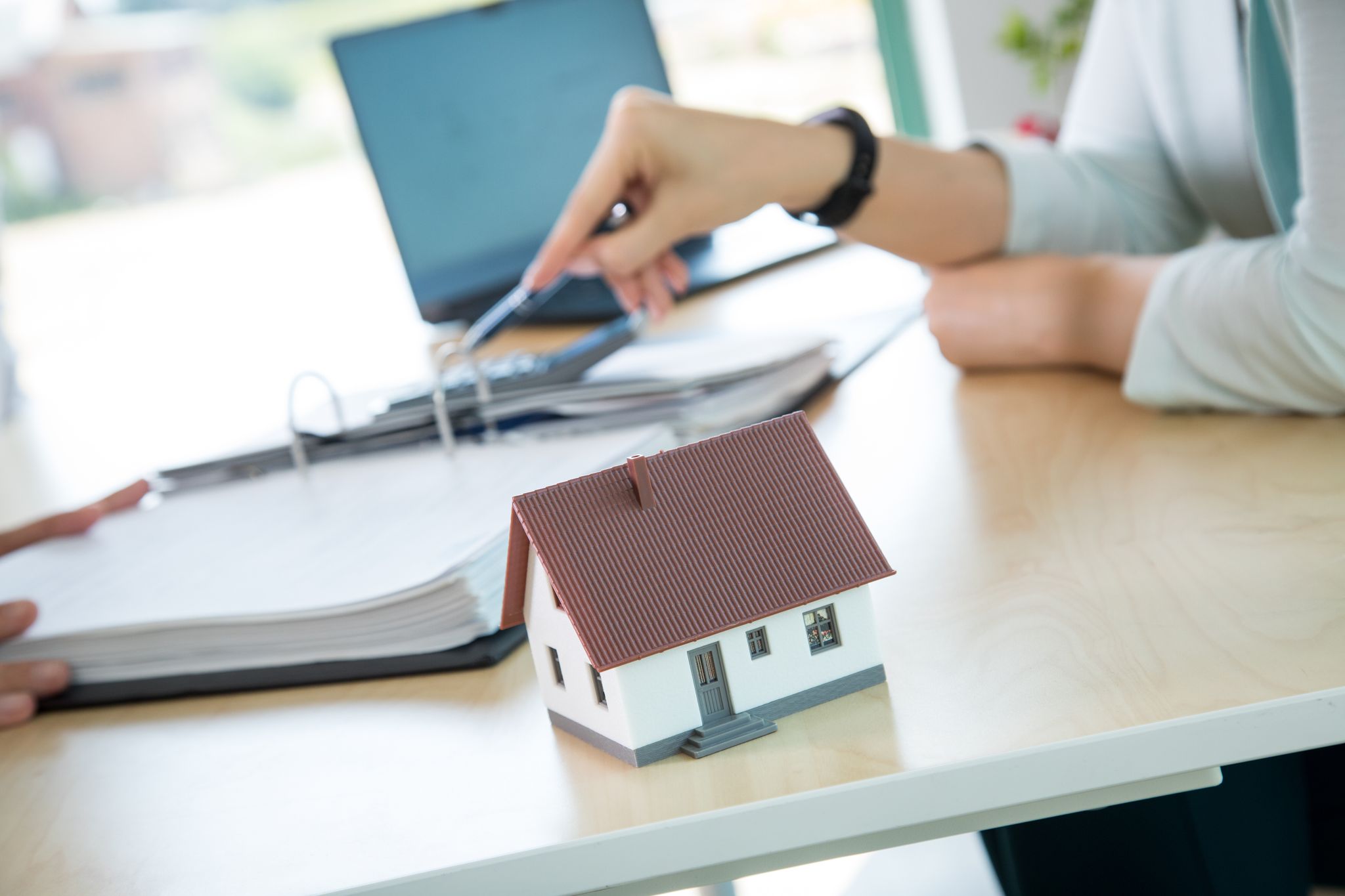 Gemeinschaftlicher Hausbau kann Kosten sparen und zusammenschweißen.
