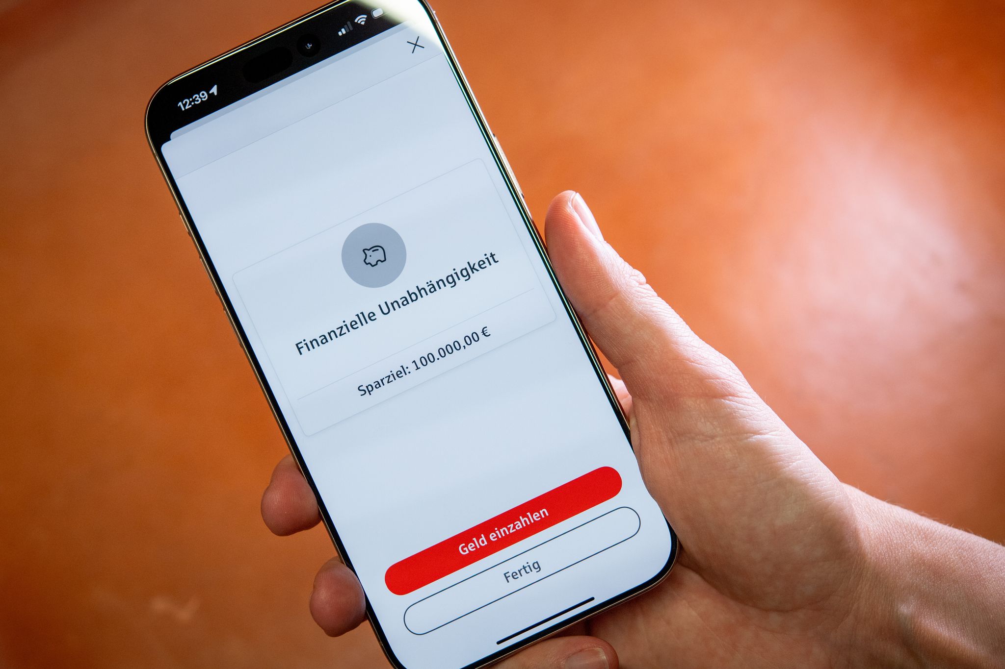 100.000 Euro: Als Sparziel ein guter Anfang. Um sich damit dauerhaft zur Ruhe zu setzen, genügt der Betrag in der Regel aber nicht.