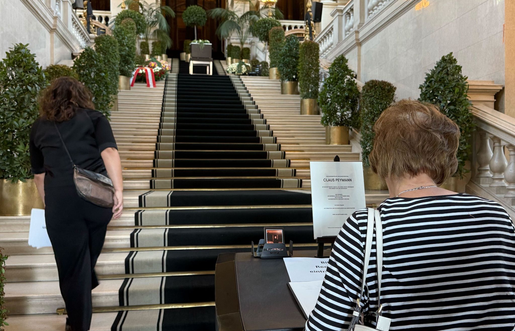 Verstorbene Ehrenmitglieder des Burgtheaters werden traditionell mit großer Geste verabschiedet.