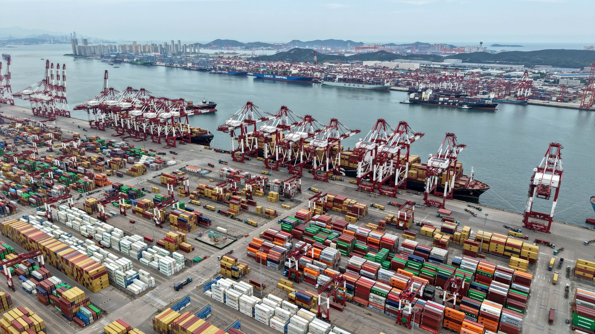 Der Hafen von Qingdao - die chinesischen Exporte in die USA brachen ein. (Archivbild)