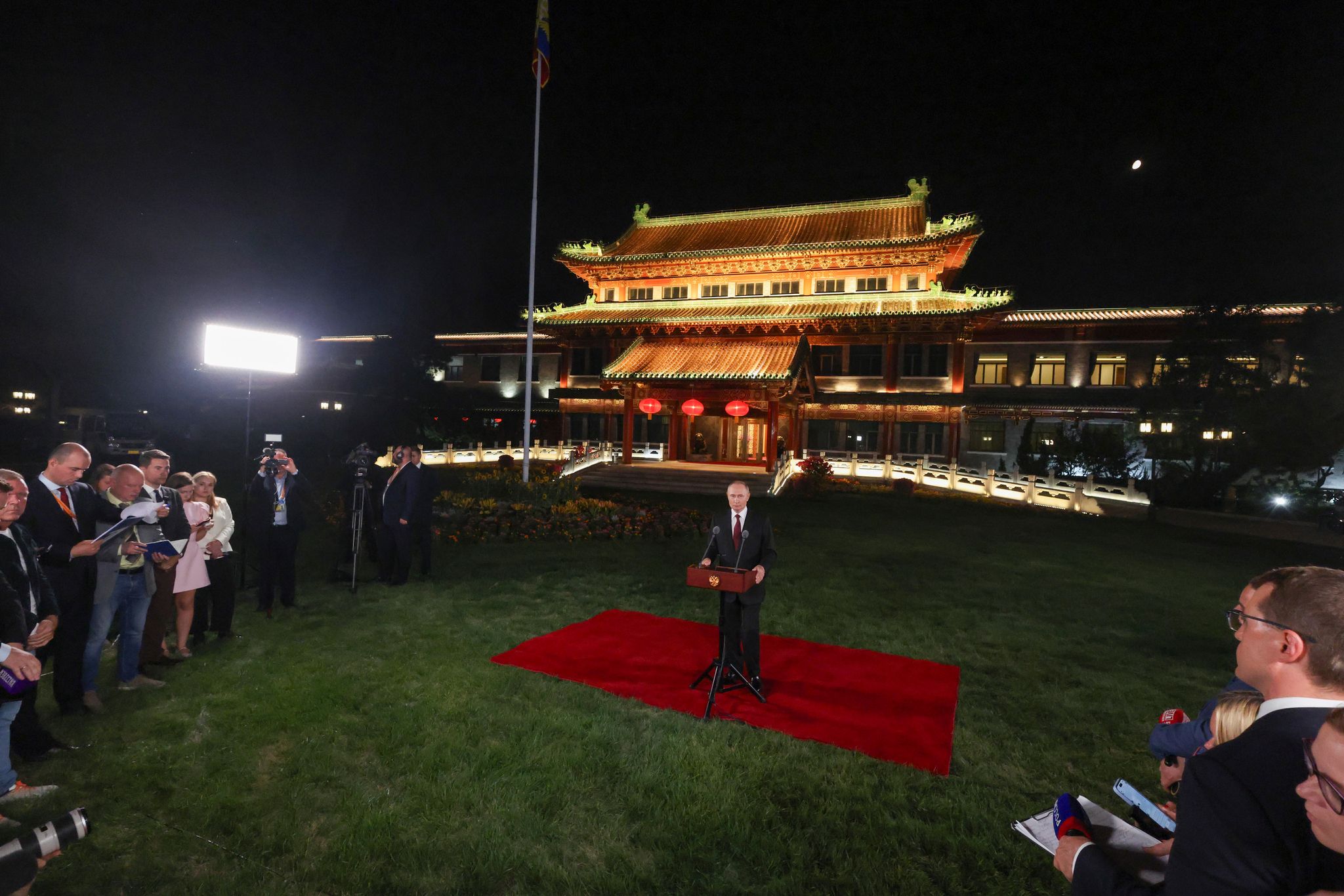 Russland könne seine Ziele in der Ukraine auch militärisch erreichen, sagte Putin bei einer Pressekonferenz in Peking.