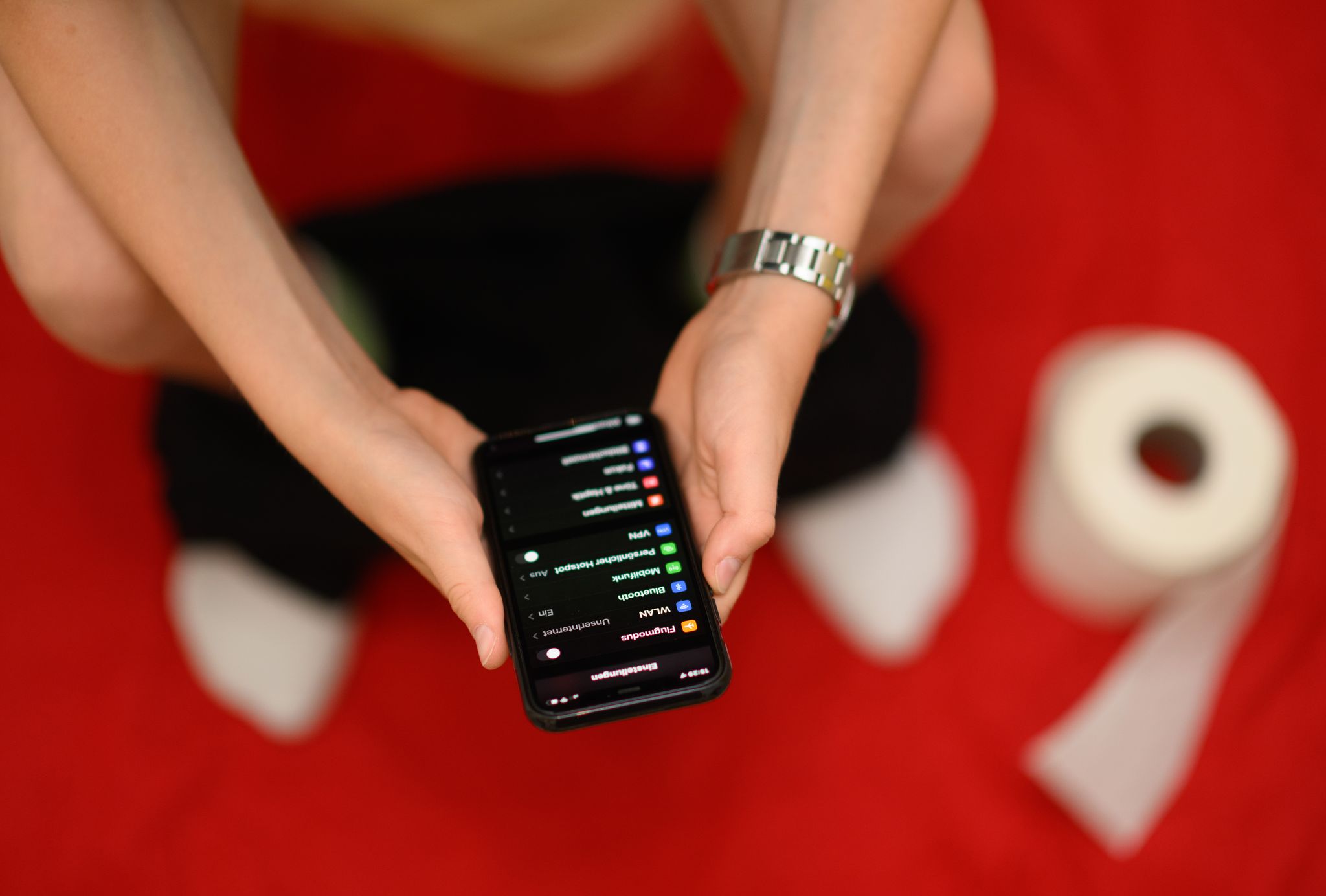 Jeder zehnte Befragte telefoniert gar auf dem Klo sitzend - und immerhin noch vier Prozent schauen, was sich in Dating-Apps so tut. (Archivbild)