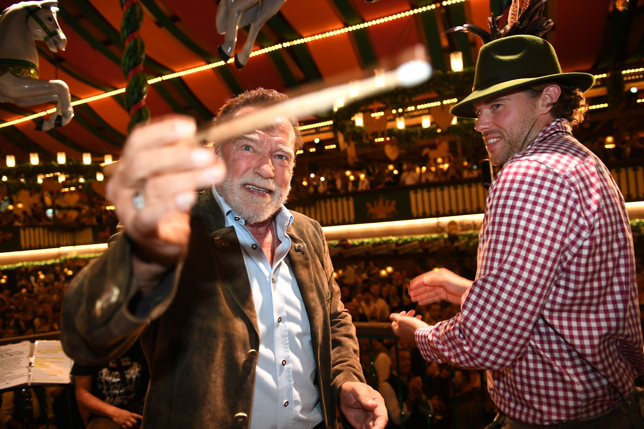 Frohgelaunt griff der «Terminator» im Marstall-Festzelt zum Taktstock.