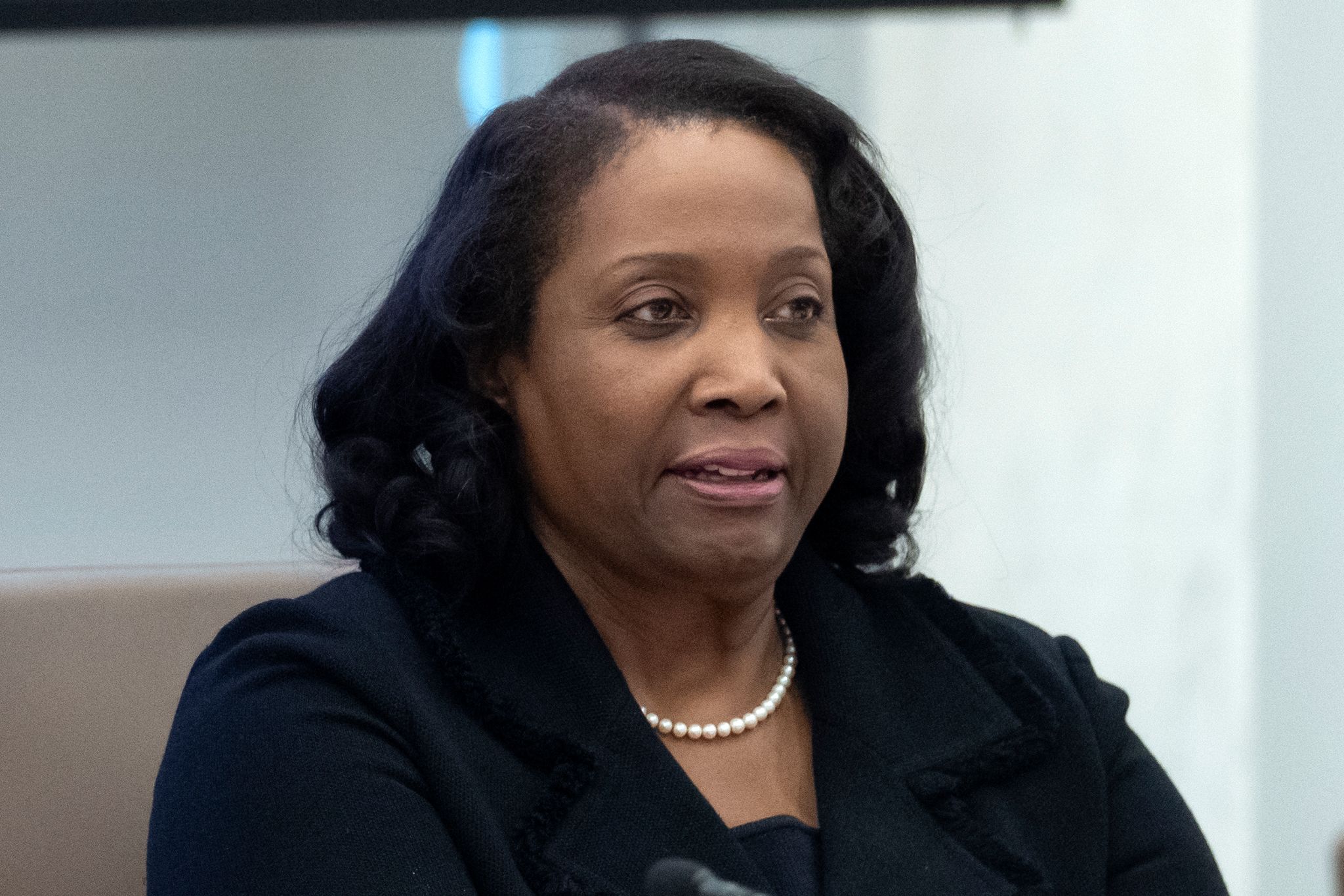 Cook wehrt sich gerichtlich gegen Trumps Versuch, sie zu entlassen.