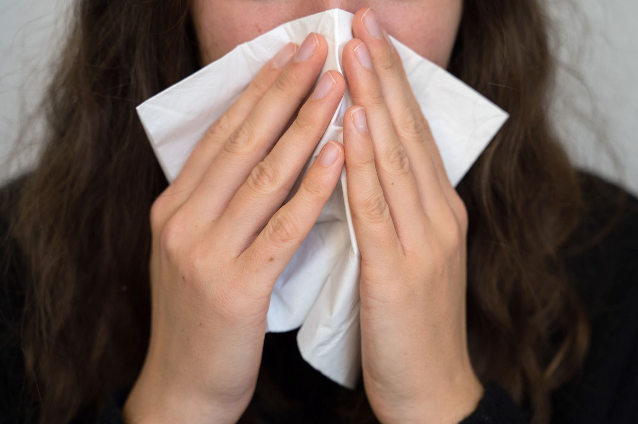 Wer schnäuzt, sollte sanft vorgehen, jeweils ein Nasenloch zuhalten und das Taschentuch nur einmal verwenden.