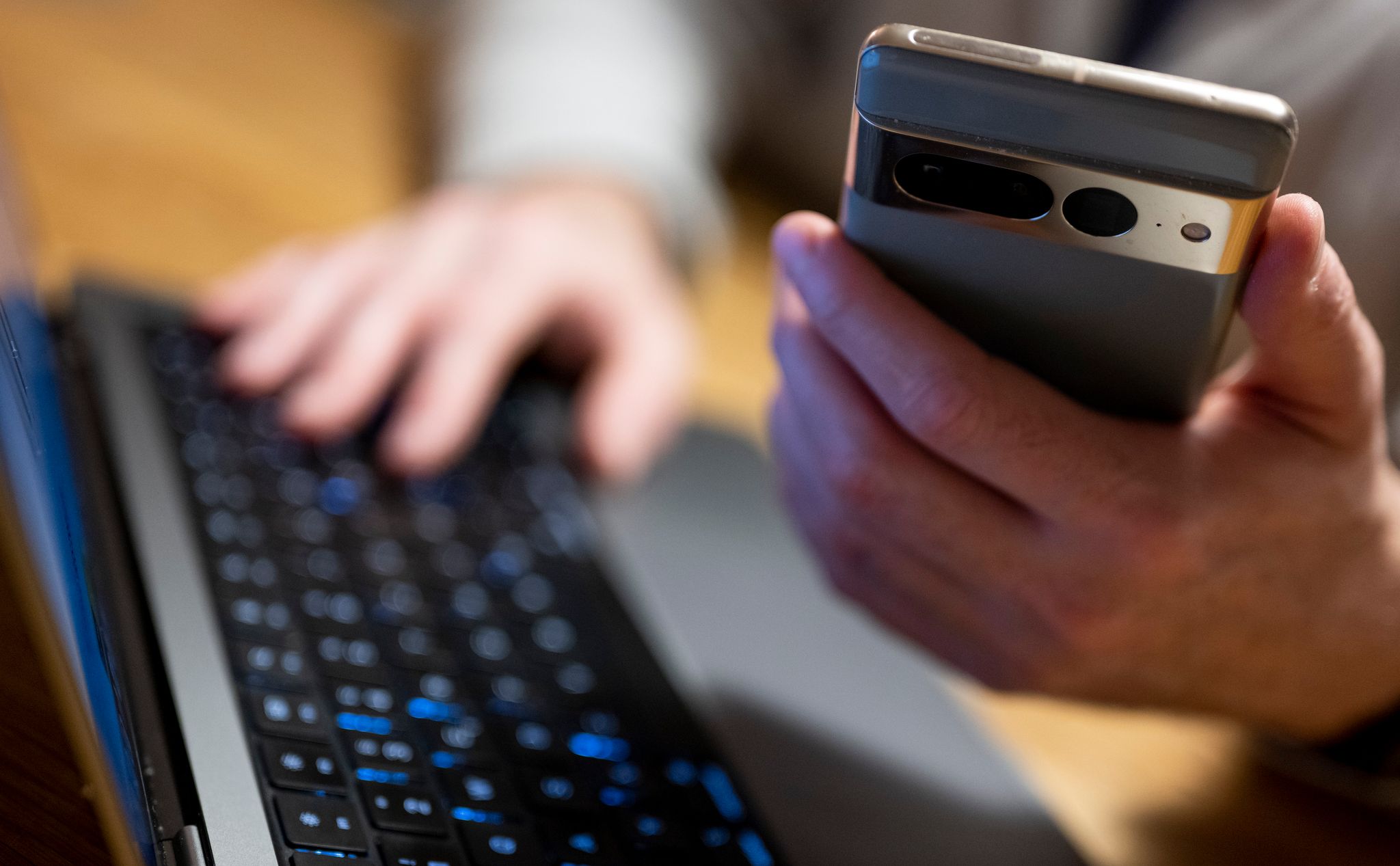 Schnell und bequem: Viele Menschen erledigen Bankgeschäfte per Online-Banking. (Symbolbild)