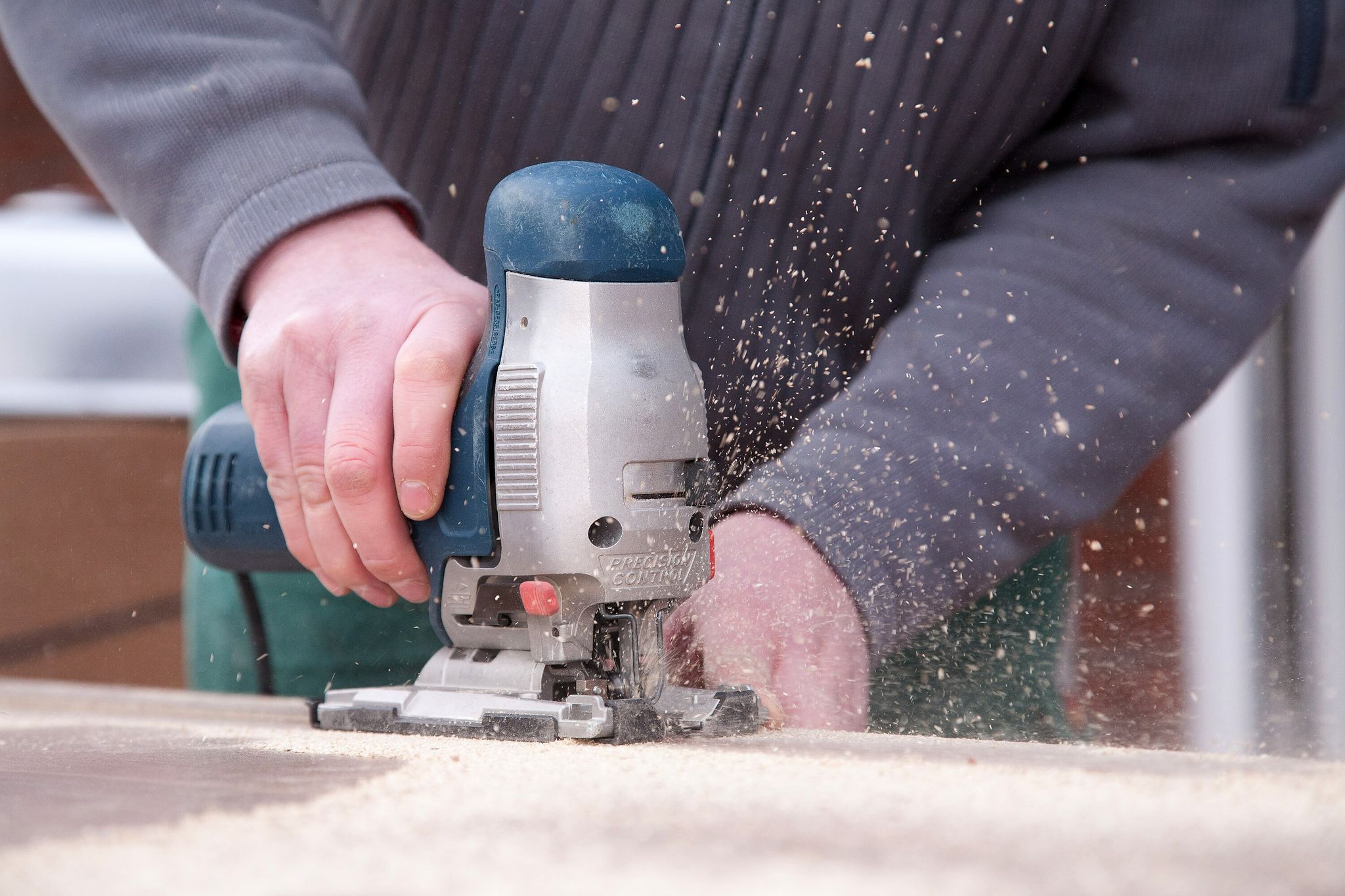 Sicher Heimwerken: Um Verletzungen zu vermeiden, sollten die Sicherheitshinweise in der Betriebsanleitung bekannt sein, und Elektrowerkzeuge regelmäßig auf mögliche Defekte geprüft werden.