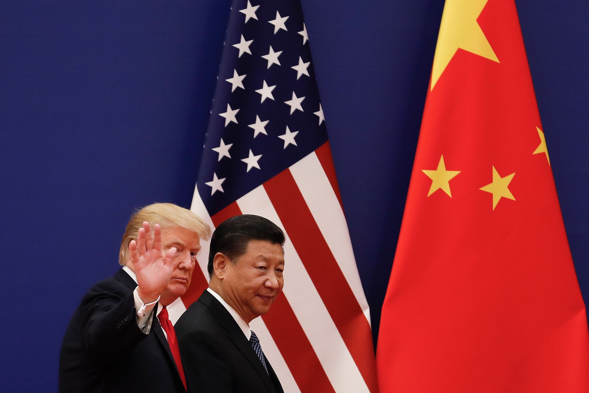 US-Präsident Trump (l) und Xi wollten am Telefon über Handel und Tiktok sprechen. (Archivbild)