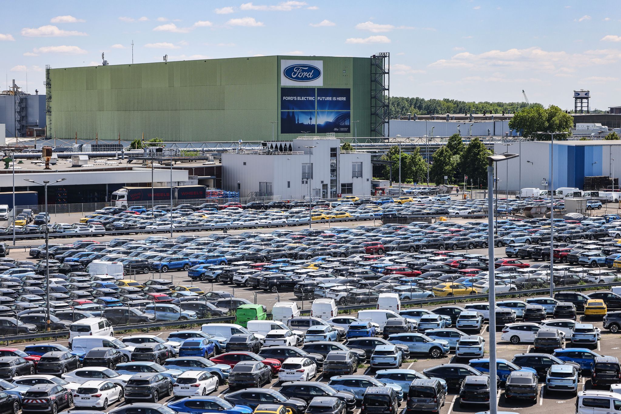 Das Angebot an Ford-Neuwagen auf dem Gelände des Kölner Werks ist groß, die Nachfrage aber hat noch Luft nach oben.