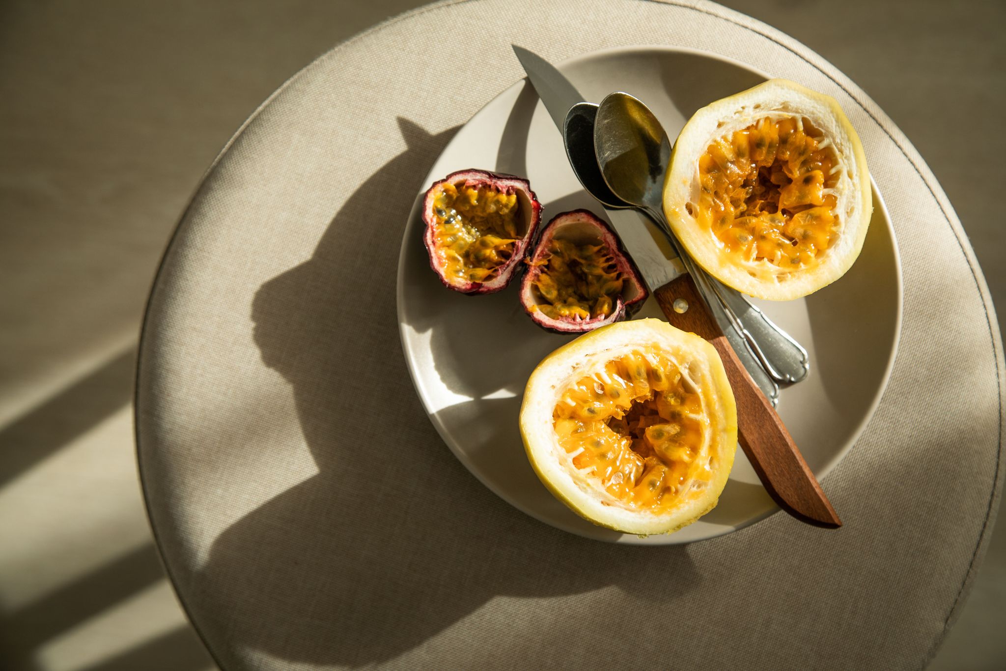 Reife Passionsfrüchte haben eine grünbraune bis violette Farbe, wohingegen Maracujas deutlich größer und im reifen Zustand gelb sind.