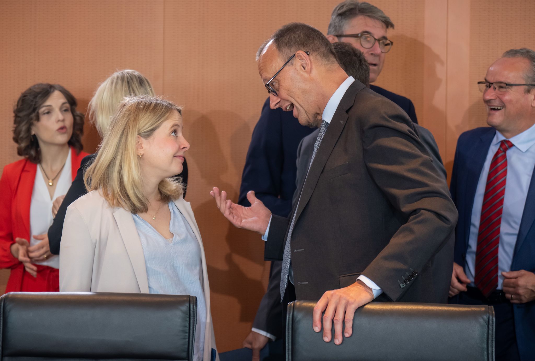 Kanzler Friedrich Merz und die Justizministerin Stefanie Hubig im Kabinett.
