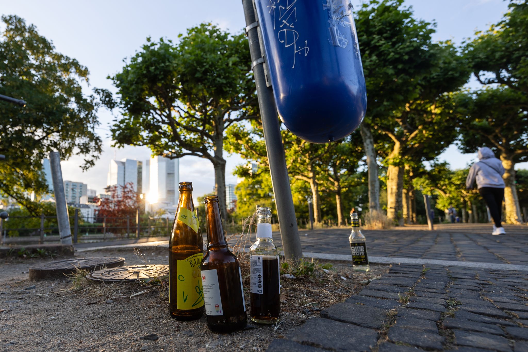 Leere Bier- und Limonadenflaschen gehören in Deutschland zunehmend zum Stadtbild. (Archivbild)