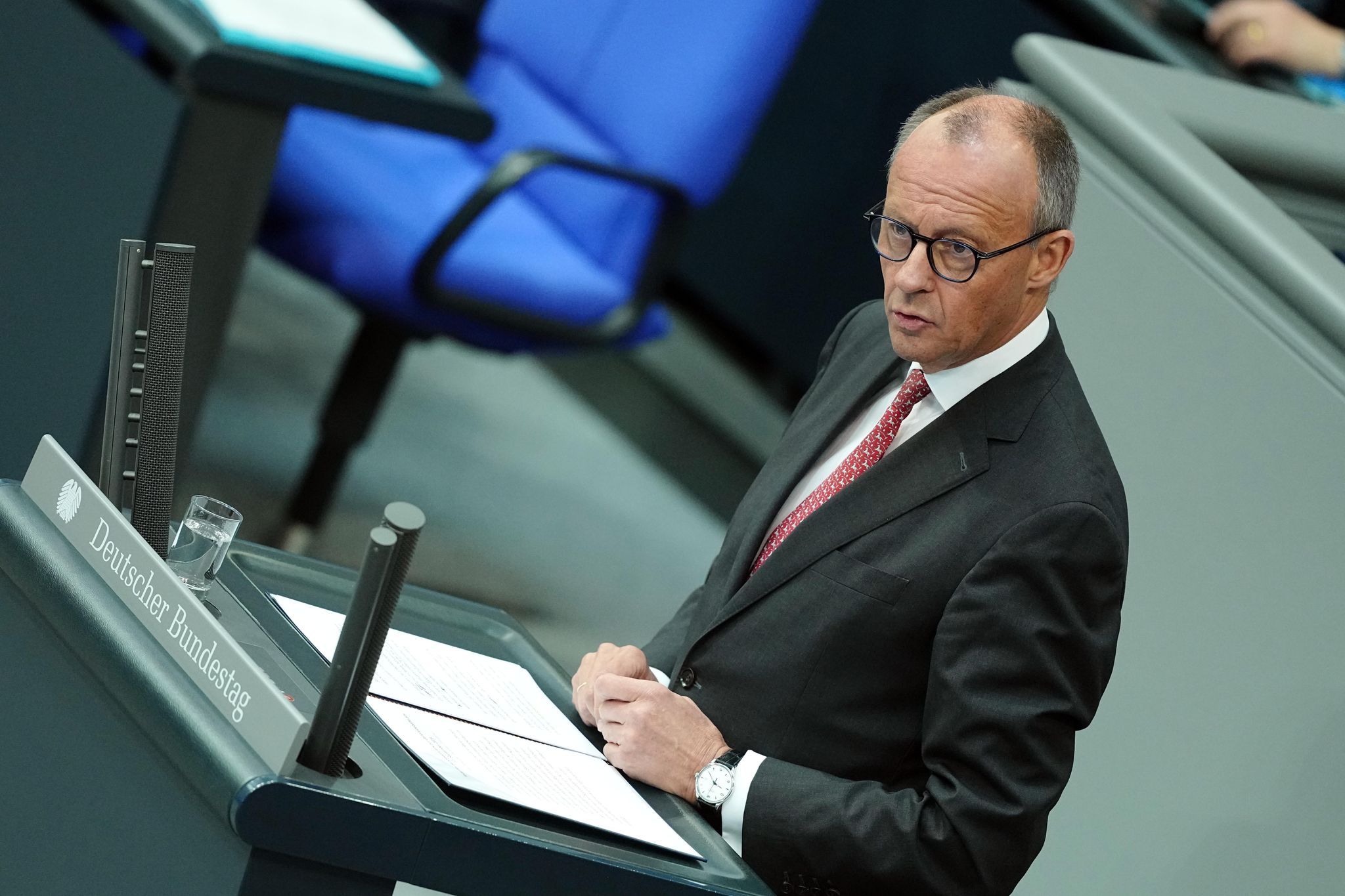 Zum zweiten Mal innerhalb von acht Tagen redet Merz in einer Generaldebatte im Bundestag. (Archivbild)