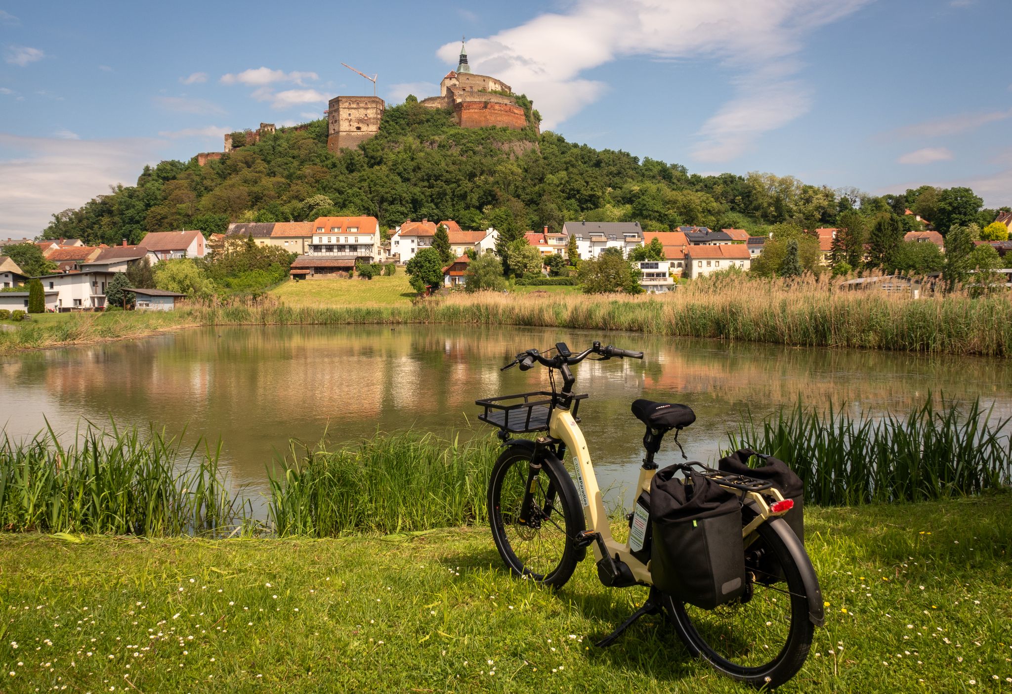 Sitzt auf einem erloschenen Vulkankegel: Burg Güssing, die auf der «Paradiesroute» einer der schönsten Ausblicke bietet.