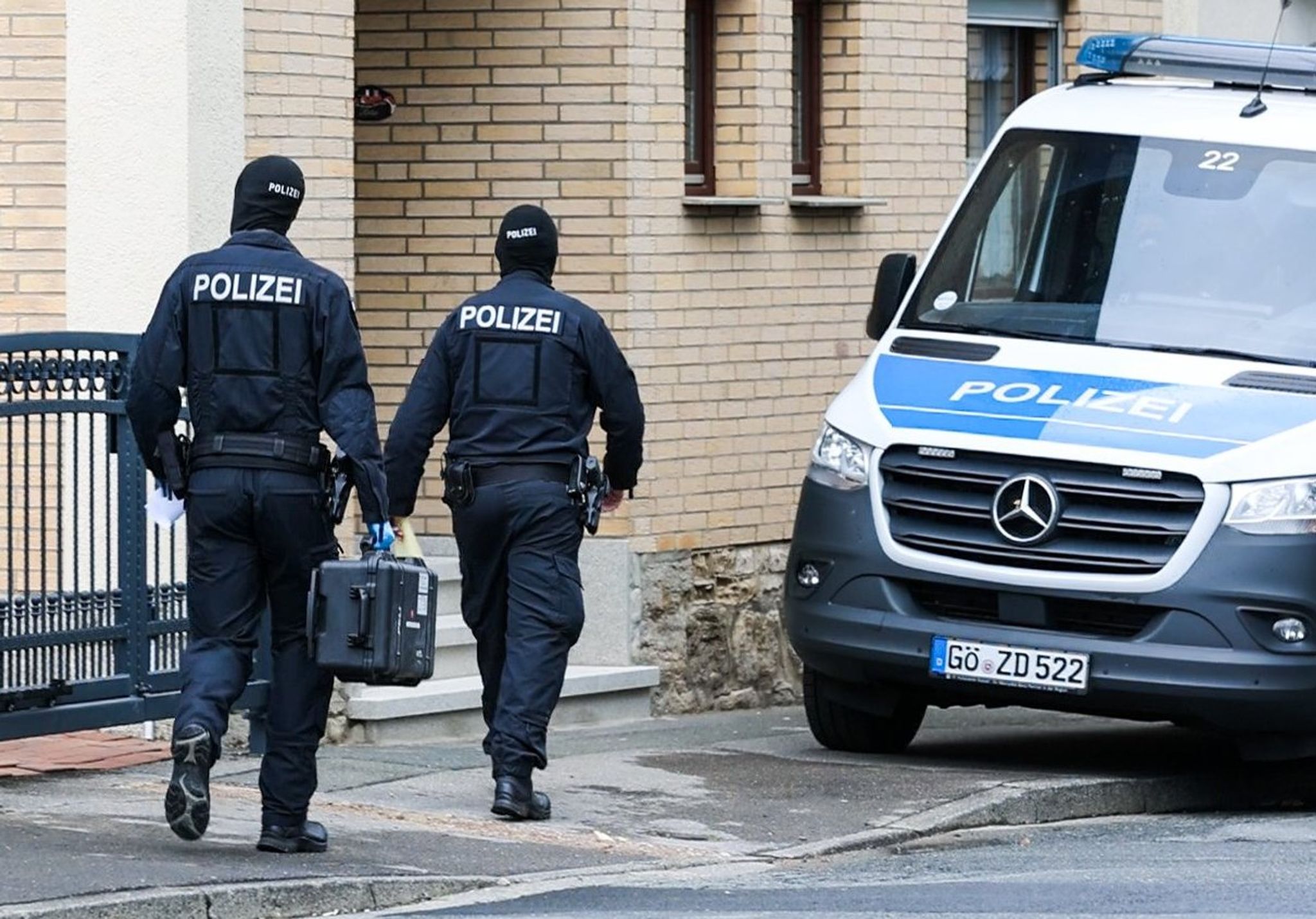 Die Polizei stellte bei den Durchsuchungen scharfe Waffen sicher.