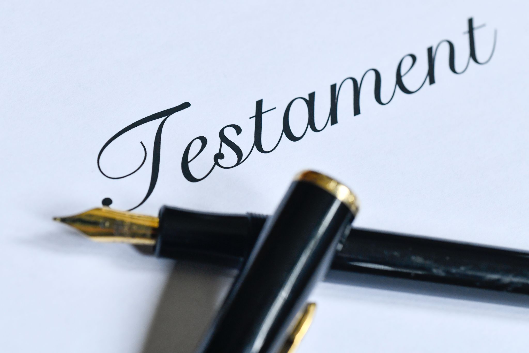 Eheleute können beim Aufsetzen eines gemeinsamen Testaments eine Pflichtteilsstrafklausel hineinschreiben.