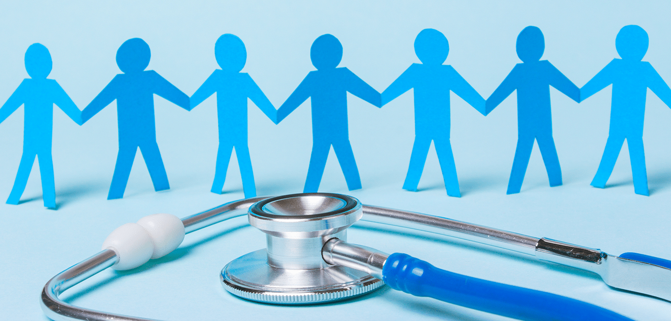 Foto: ADragan/iStock Stetoskop und holzmännchen