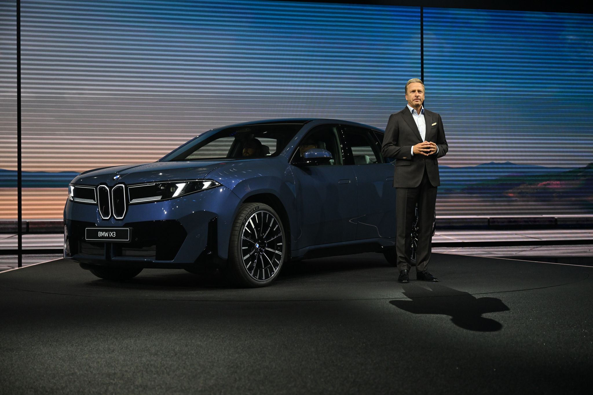 Konzernchef Oliver Zipse greift bei der Vorstellung des BMW iX3 zu Superlativen.