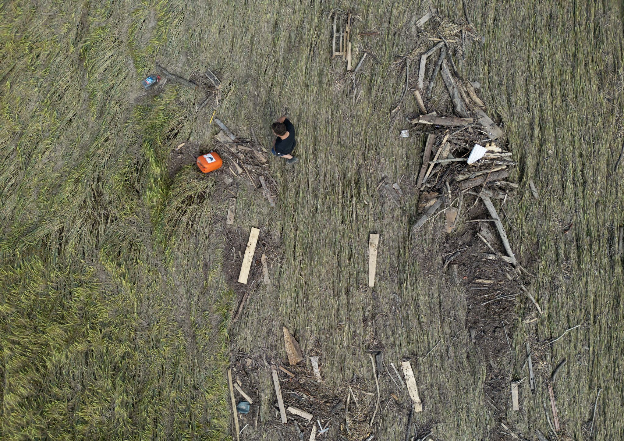 Hochwasserschäden auf einem baden-württembergischen Getreidefeld im Jahr 2024. Steigende Unwetter- und Dürregefahr bedeutend steigende Risiken für die deutsche Landwirtschaft. (Symbolbild)