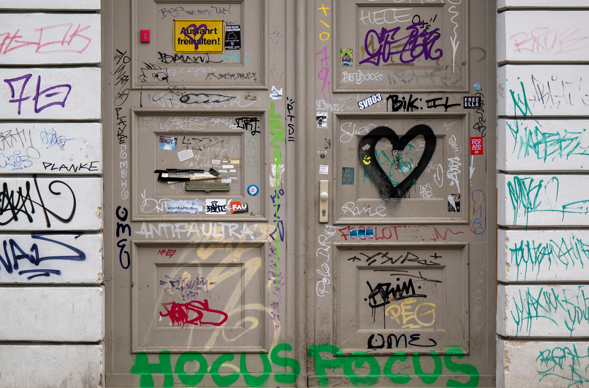 Ist das Kunst oder kann das weg? Bei Wohnungseigentümergemeinschaften müssen alle Eigentümer die Kosten für die Graffitientfernung tragen.