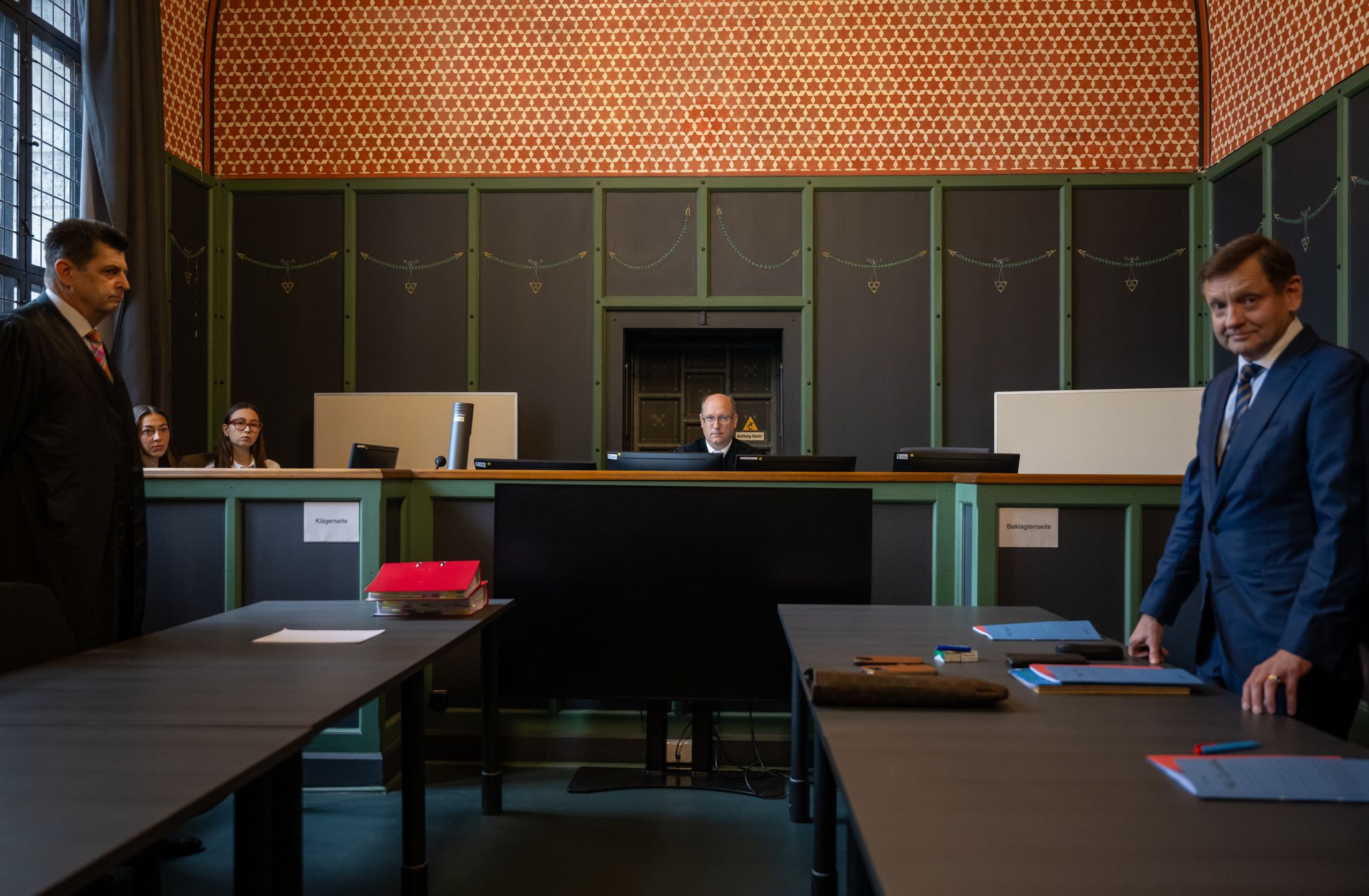 Burkhard Niebisch (M), Vorsitzender Richter, sitzt vor Beginn der Verhandlung über die Räumungsklage gegen die AfD. (Archivbild)