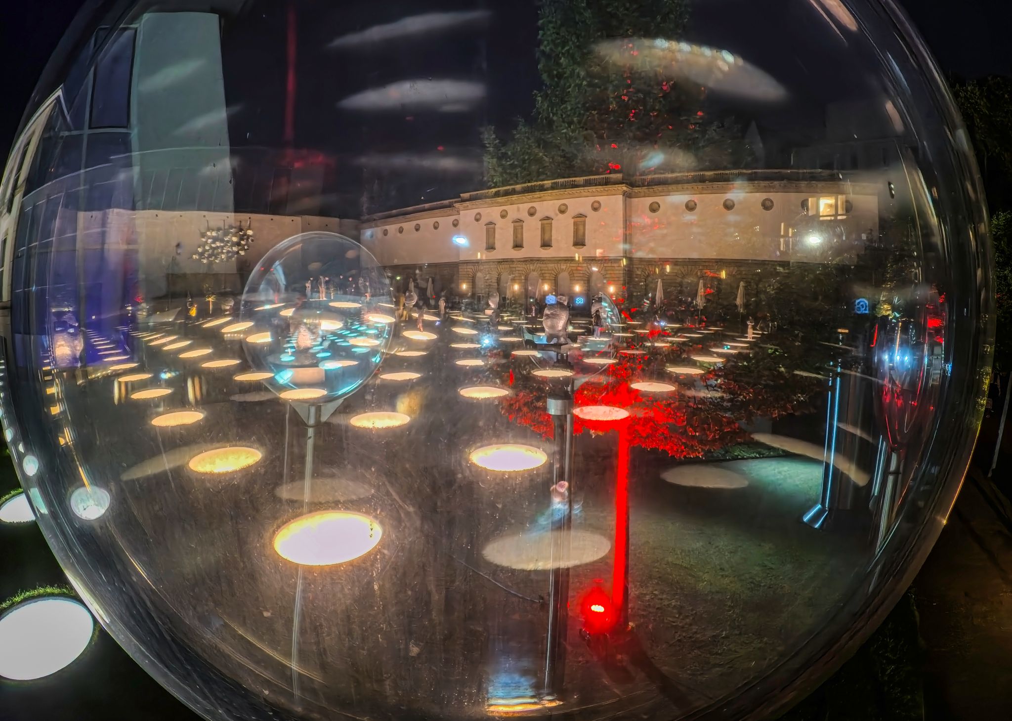 Das Frankfurter Städel, hier mit illuminiertem Garten, gehört zu den Museen, die einen langen Donnerstag anbieten. (Archivbild)