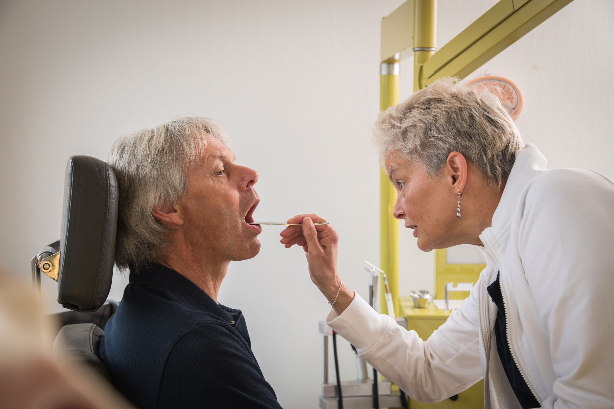 Bleibt die Stimme über Wochen heiser, sollte man das ärztlich abklären lassen.