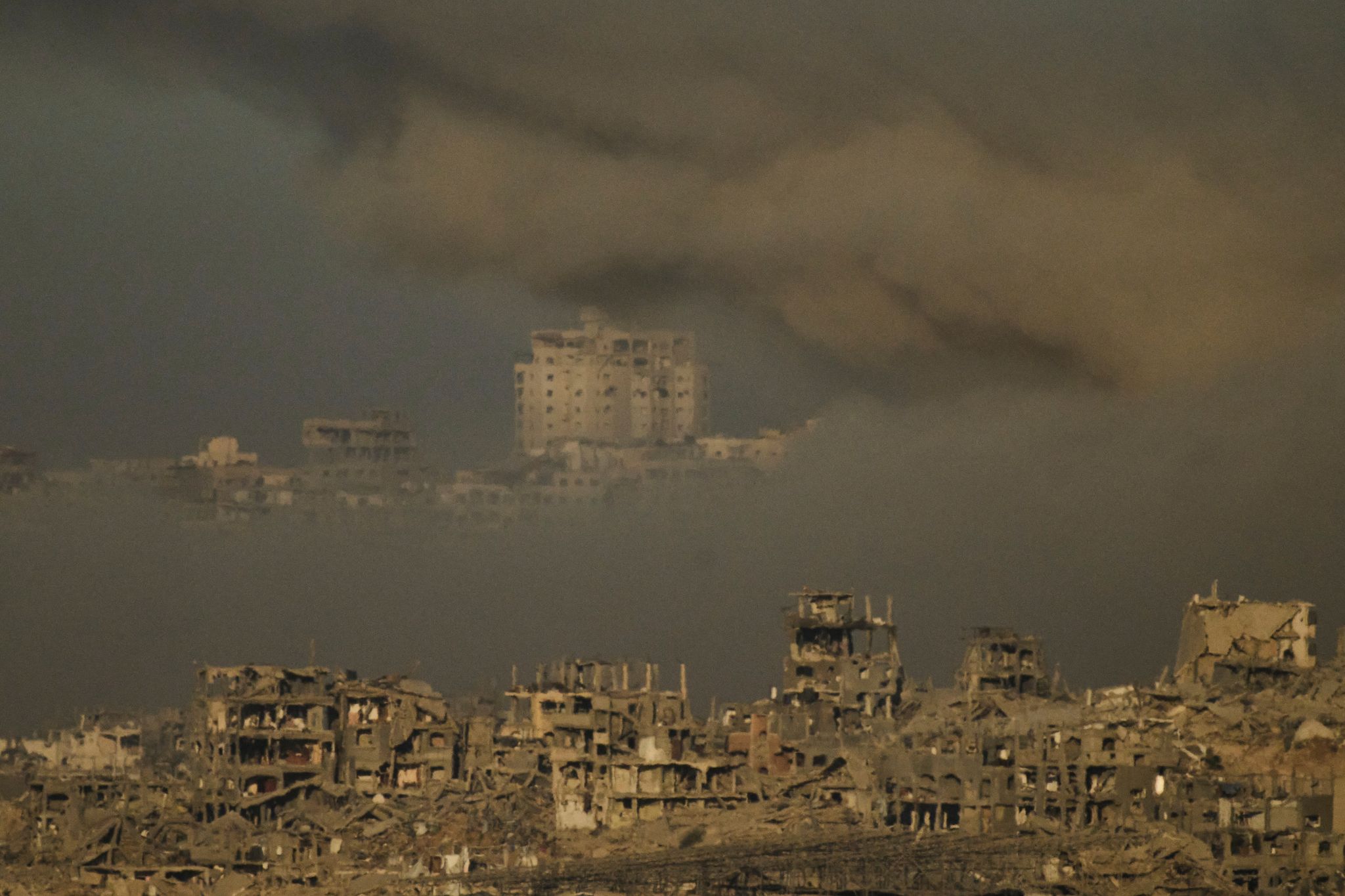 In der Trümmerwüste der Stadt Gaza sollen sich geschätzt noch etwa 500.000 Zivilisten aufhalten. Sie sind den israelischen Angriffen auf Reste der Terrororganisation Hamas weitgehend schutzlos ausgeliefert. Israel fordert sie fast täglich zur Flucht auf, aber viele wollen oder können das nicht mehr.