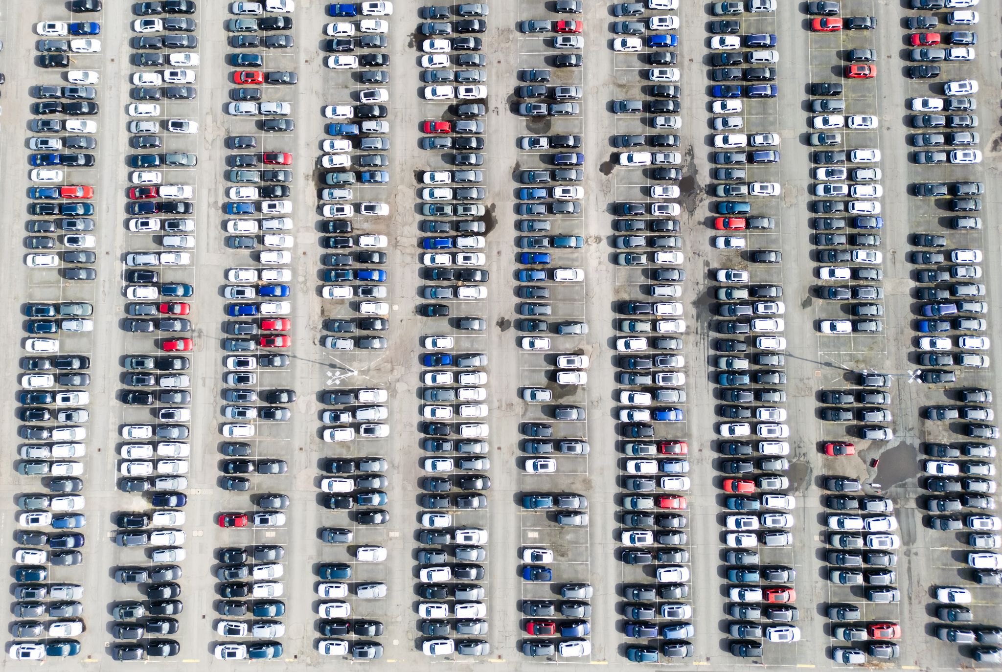 Neuwagen bei Volkswagen: Die Produktion in der Autobranche legte im Juni spürbar zu. (Archivbild)