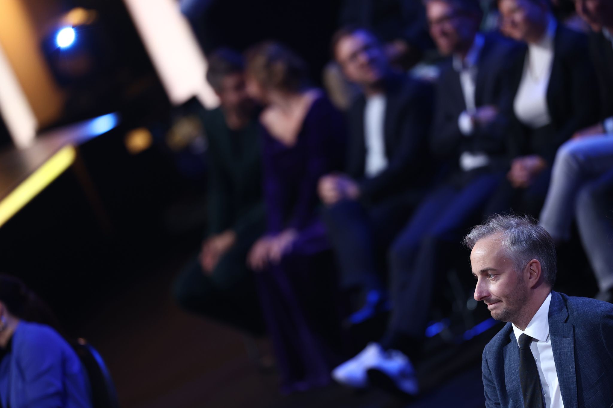 Jan Böhmermann sagt den Auftritt von Rapper Chefket bei seiner Ausstellung in Berlin wegen Antisemitismus-Vorwürfen ab.