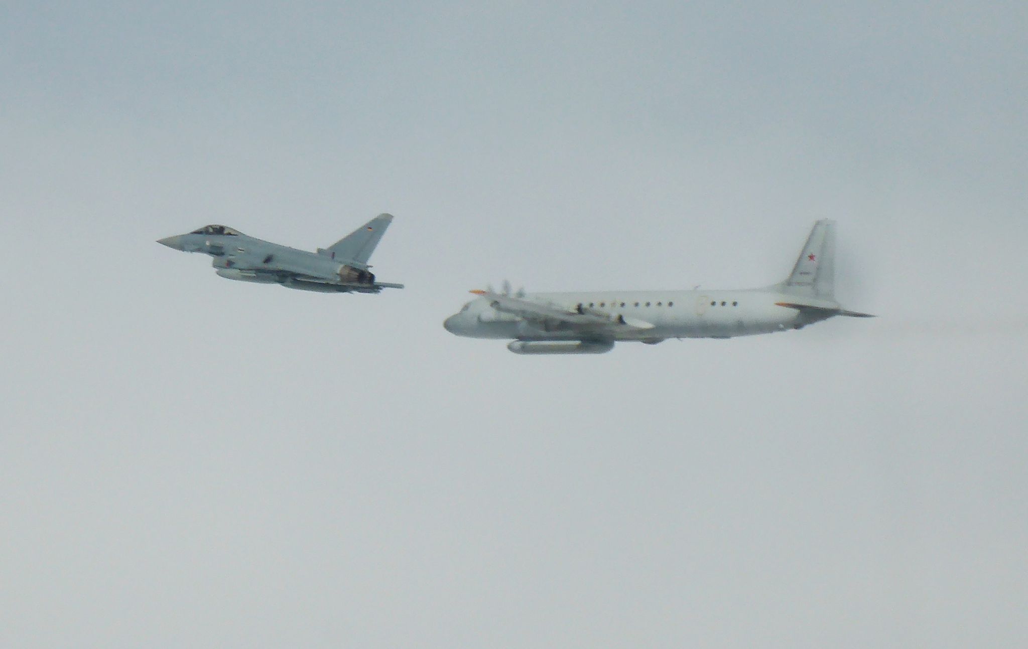 Dieses von der Luftwaffe zur Verfügung gestellte Foto zeigt einen Eurofighter der Bundeswehr (l) und ein russisches Aufklärungsflugzeug. (Archivbild)