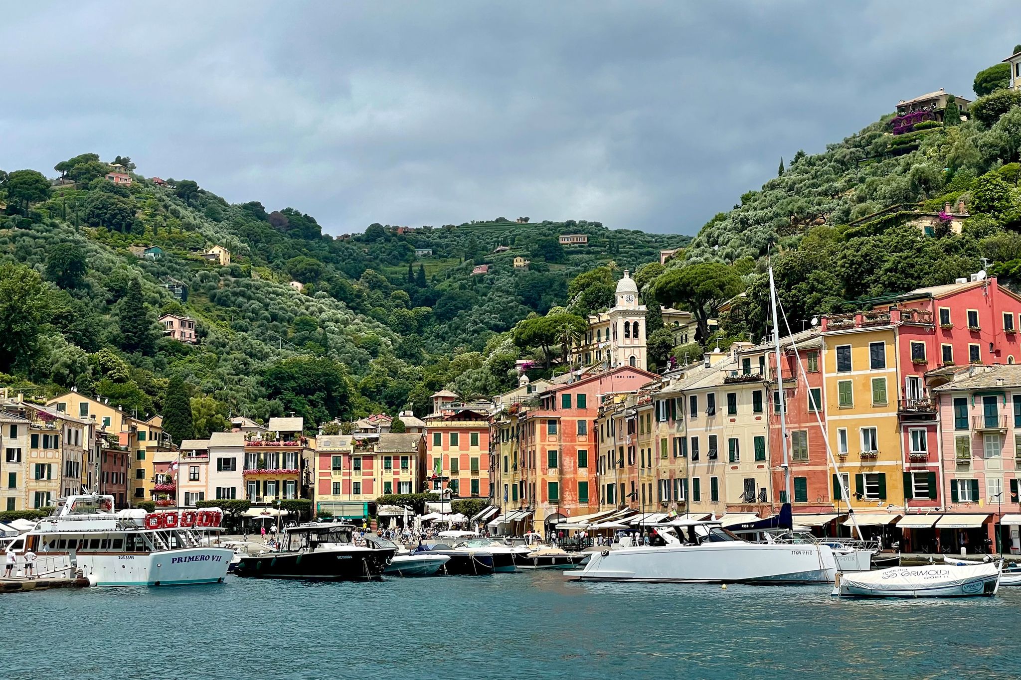 Einst ein ruhiges Fischerdörfchen, heute ein Jetset-Hotspot: Portofino östlich von Genua.
