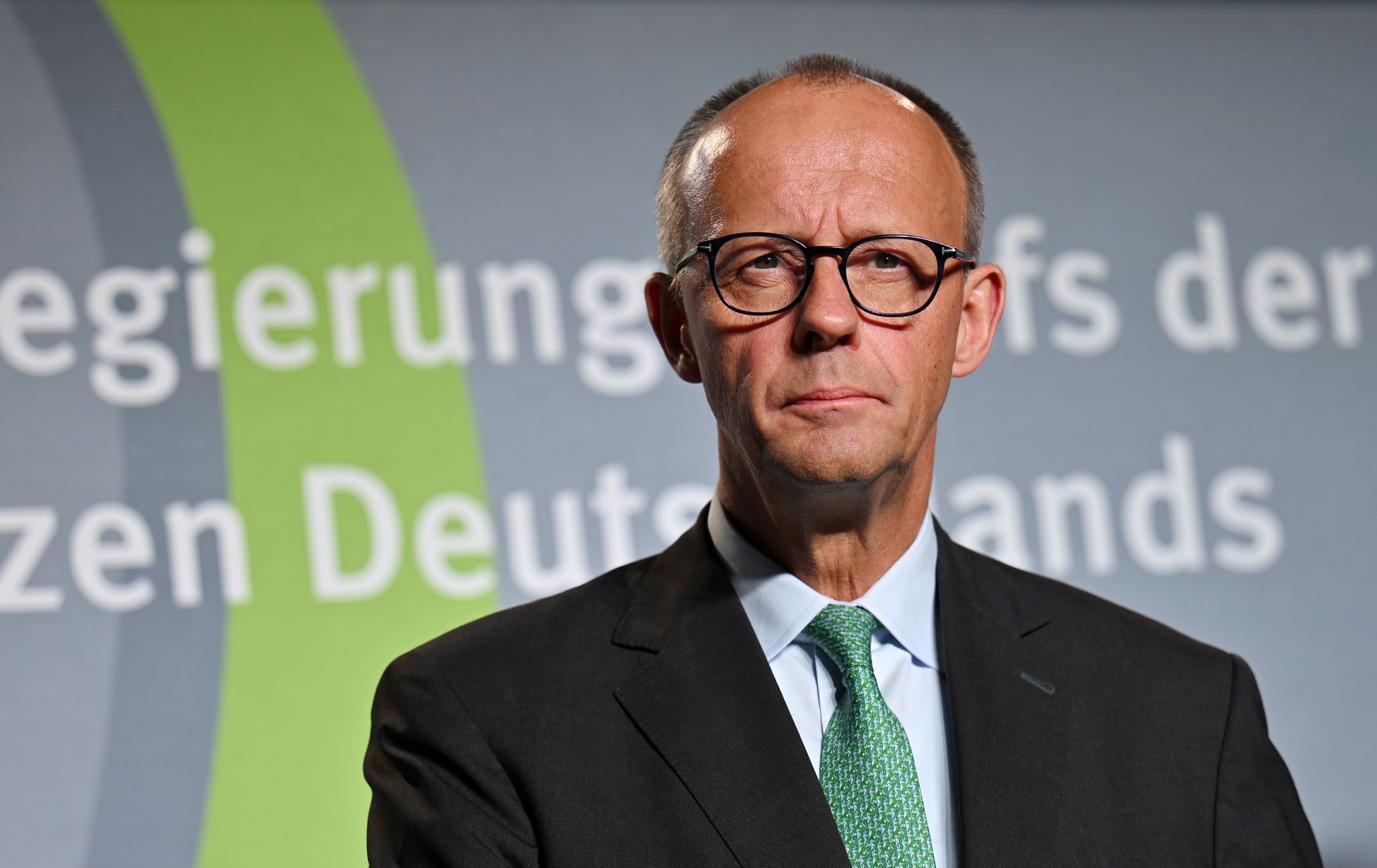 Bundeskanzler Friedrich Merz sagt Ostdeutschland weitere Unterstützung bei Infrastrukturinvestitionen zu.