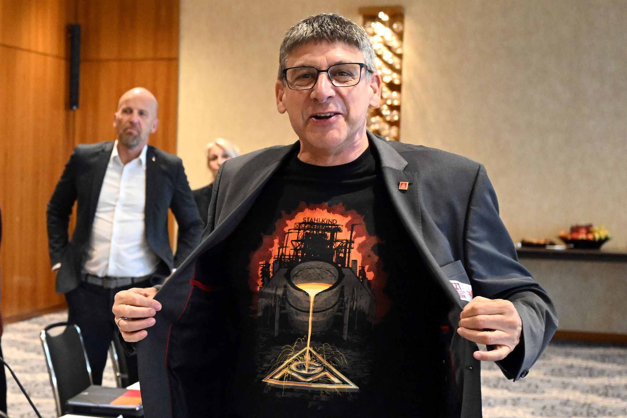 «Stahlkind» ist auf einem IG Metall-T-Shirt zu lesen, das der Verhandlungsführer der Gewerkschaft, Knut Giesler, zum Auftakt der Tarifverhandlungen trägt.
