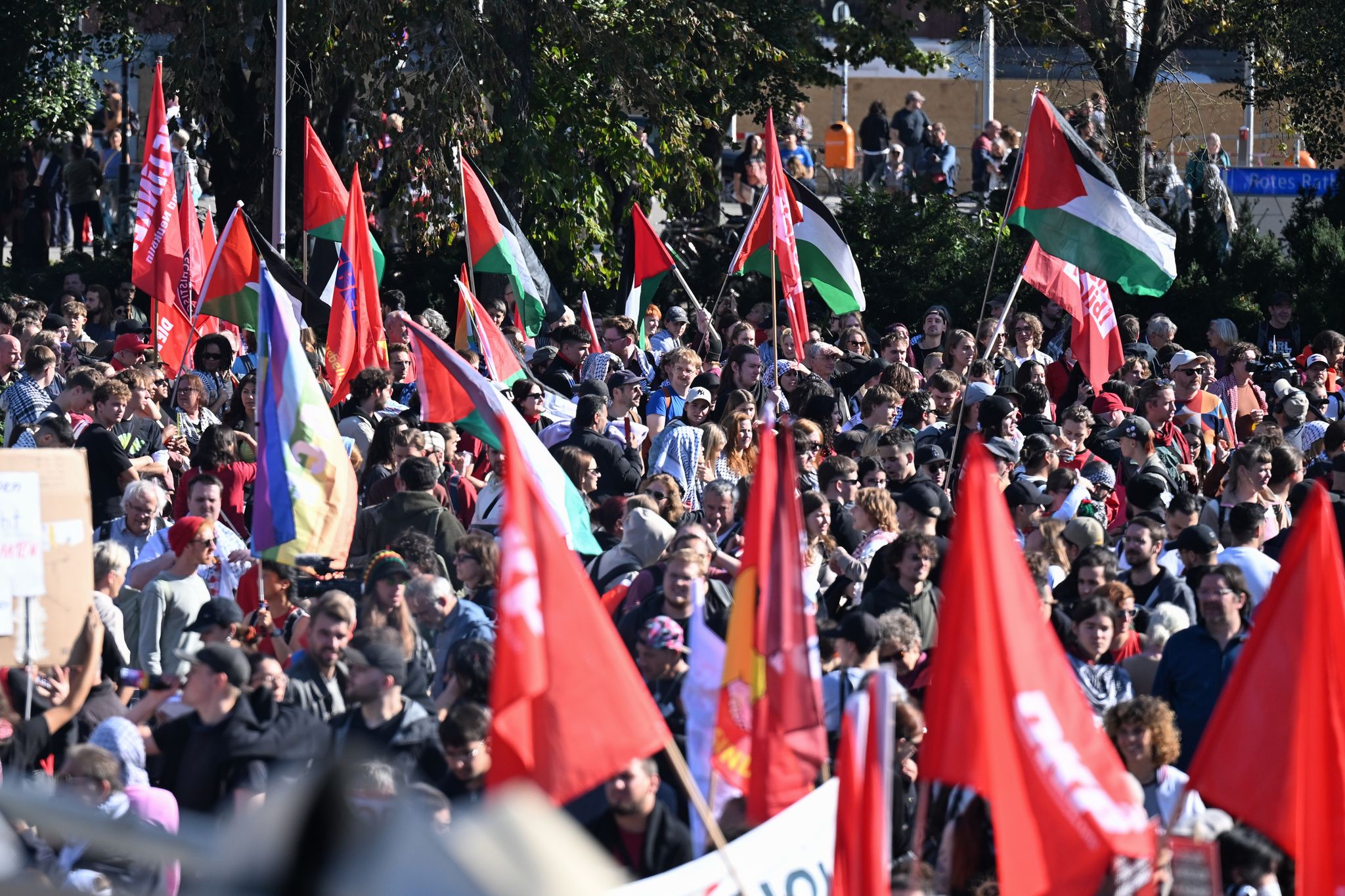 Tausende haben sich in Berlin für eine Demonstration gegen den Gazakrieg versammelt.
