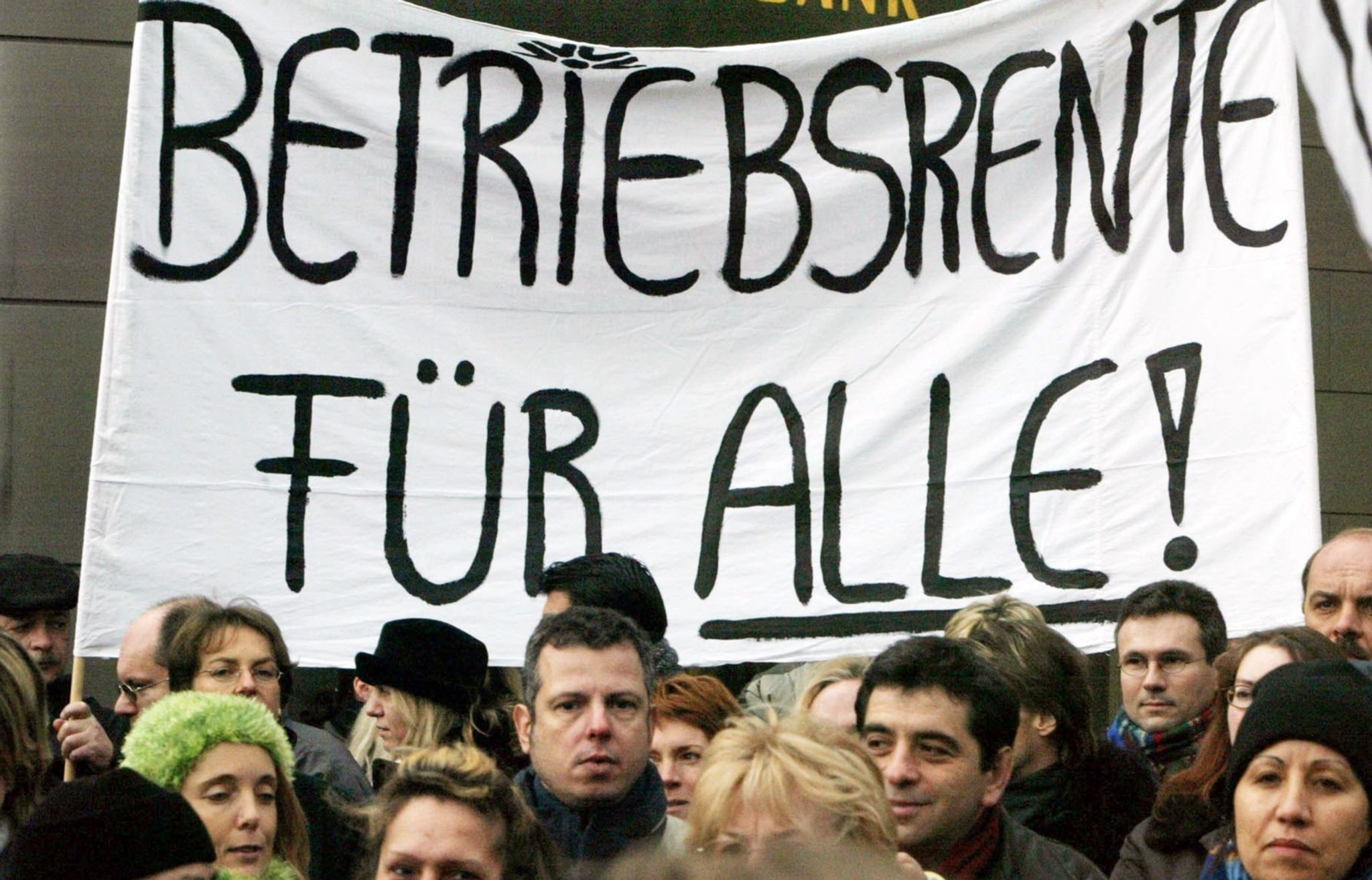 Mitarbeitende einer Bank demonstrieren für den Erhalt ihrer Betriebsrente. (Foto: Archiv)