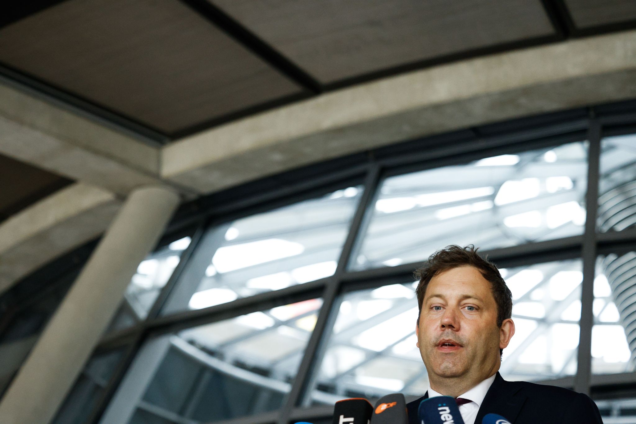 Verlangt von Verkehrsminister Schnieder Rechenschaft: Finanzminister Klingbeil.