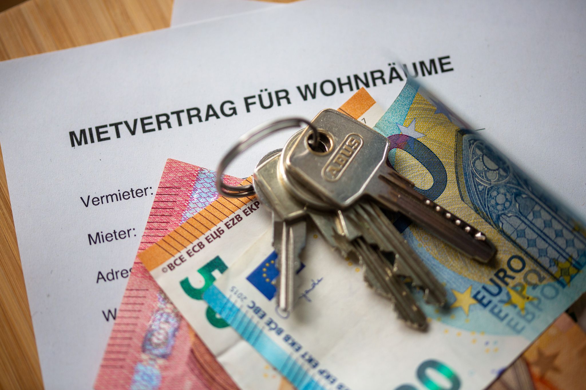 Der BGH prüft, ob ein Vermieter einen Wohnraummietvertrag kündigen darf, wenn der Mieter die Wohnung gewinnbringend untervermietet. (Symbolbild)