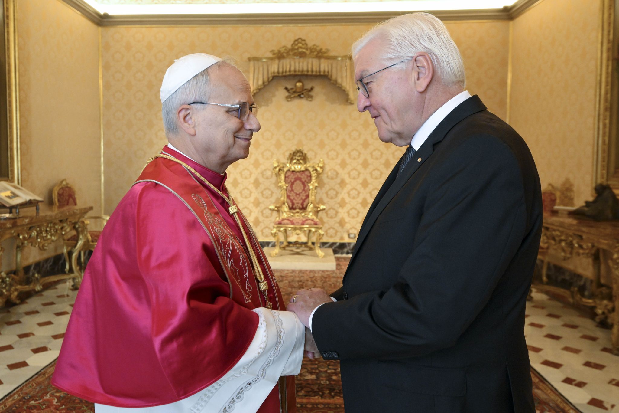 Bundespräsident Steinmeier trifft dem Papst bei Privataudienz.