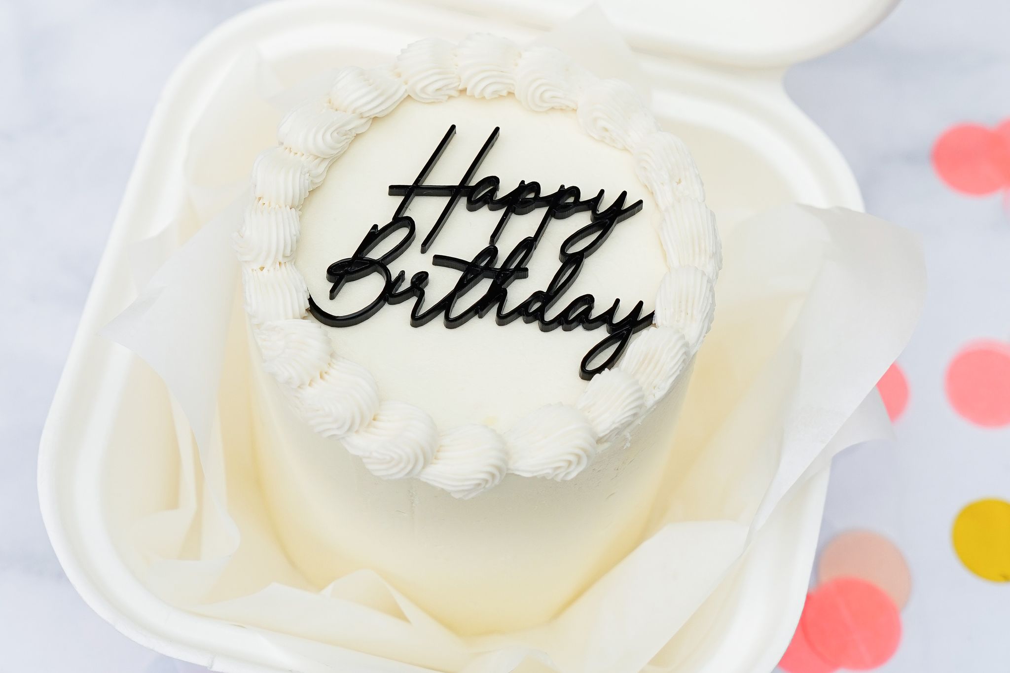 Den kleinen süßen Geburtstagsgruß kann man mit einer Mango-Maracuja-Cheesecake-Füllung zubereiten. Die Take-Away-Box sorgt dafür, dass die Mini-Torte heil beim Geburtstagskind ankommt.