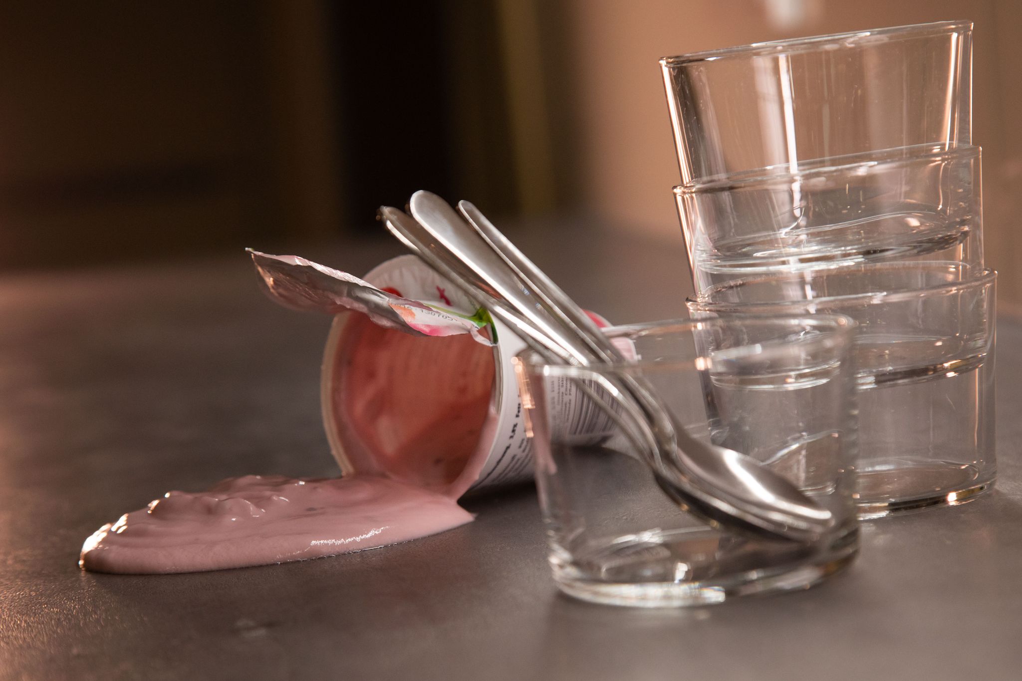 Wie lassen sich pastöse Lebensmittel wie Joghurt von glatten Oberflächen restlos entfernen?