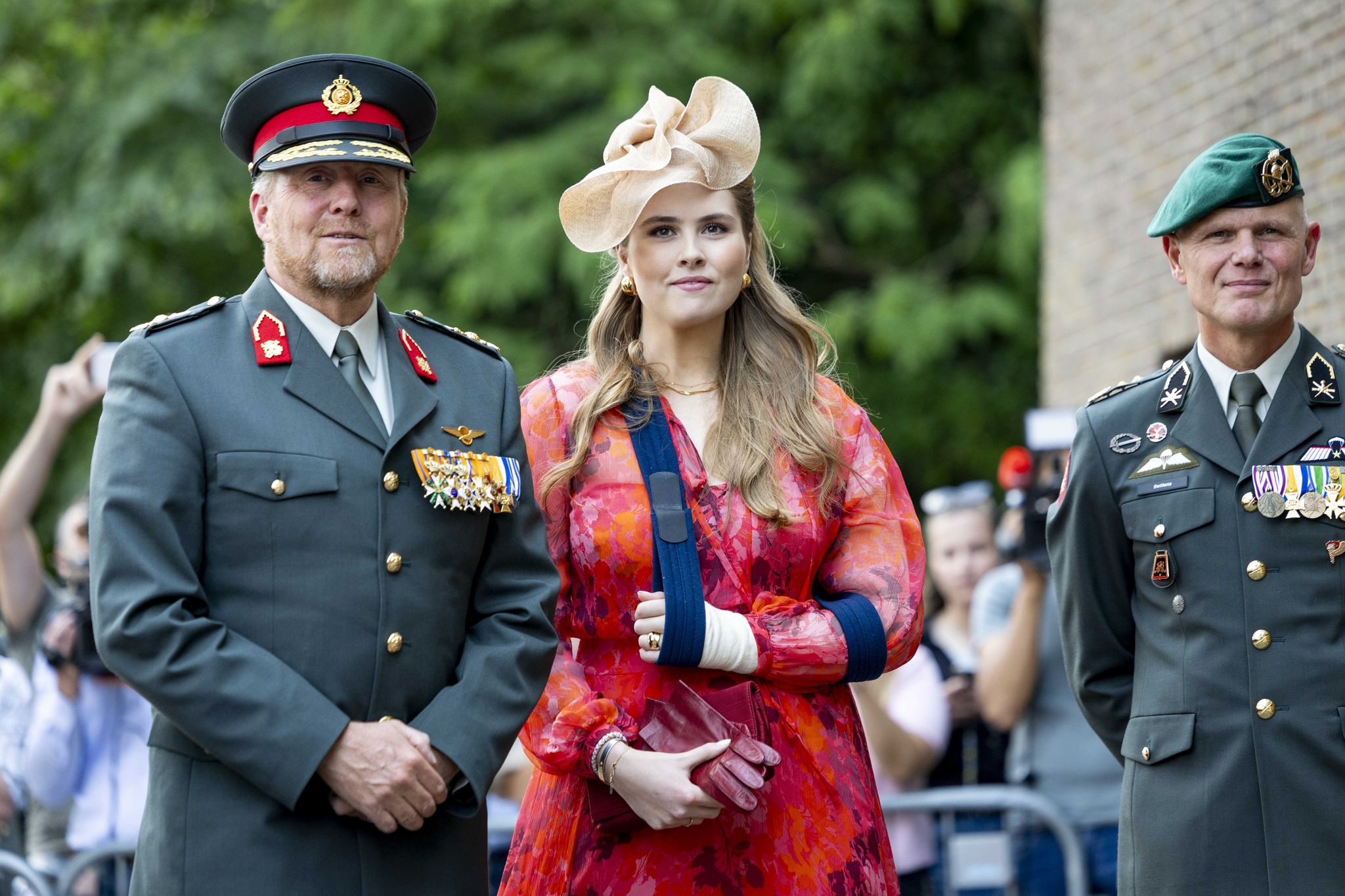 König Willem-Alexander der Niederlande und seine Tochter Prinzessin Amalia treffen auf dem Paradeplatz der Prinz-Bernhard-Kaserne in Amersfoort ein.