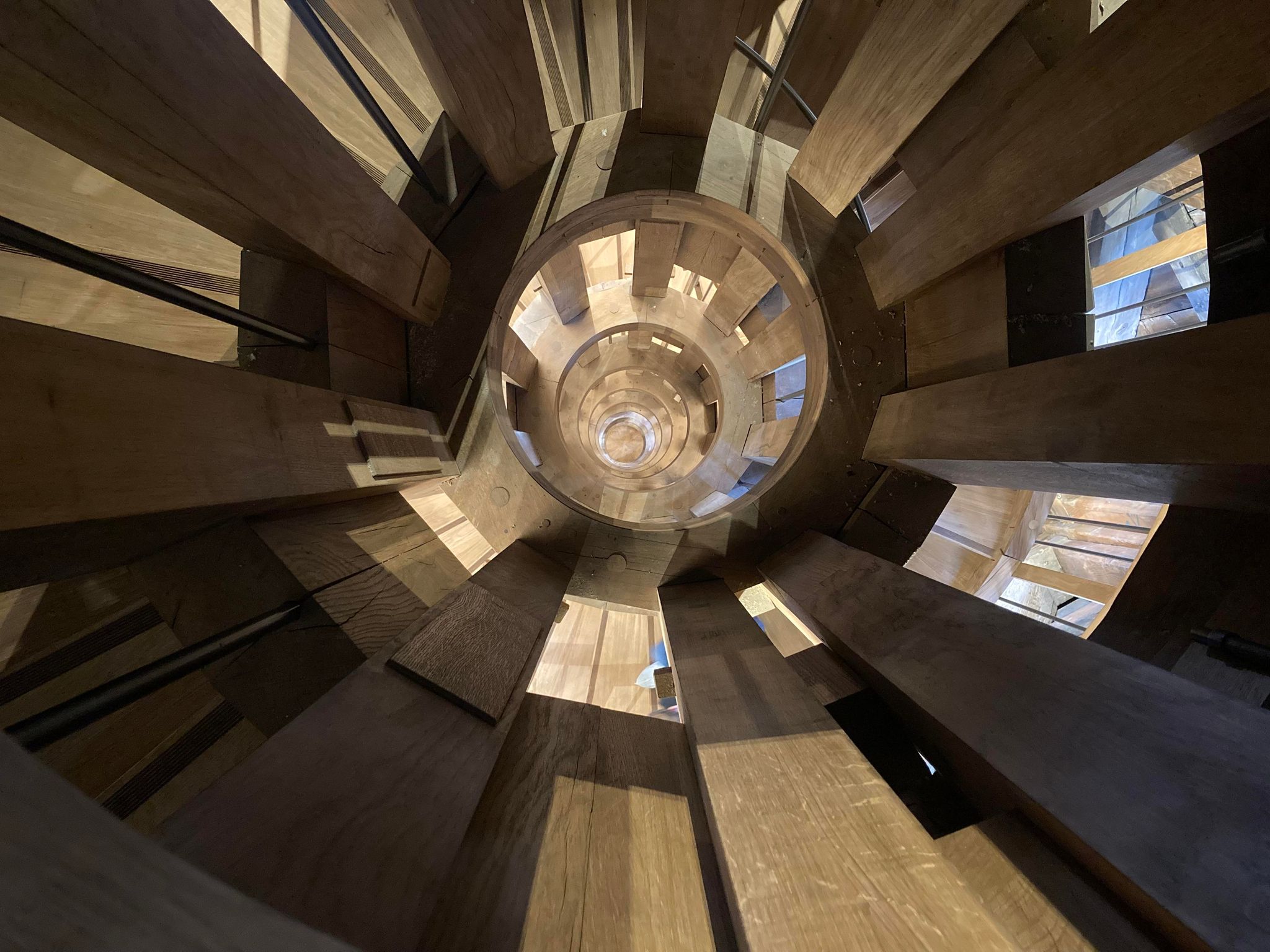 Die doppelläufige Wendeltreppe im Südturm: Ein Lauf führt hinauf, der andere hinunter, sodass sich die Besucher nie begegnen.