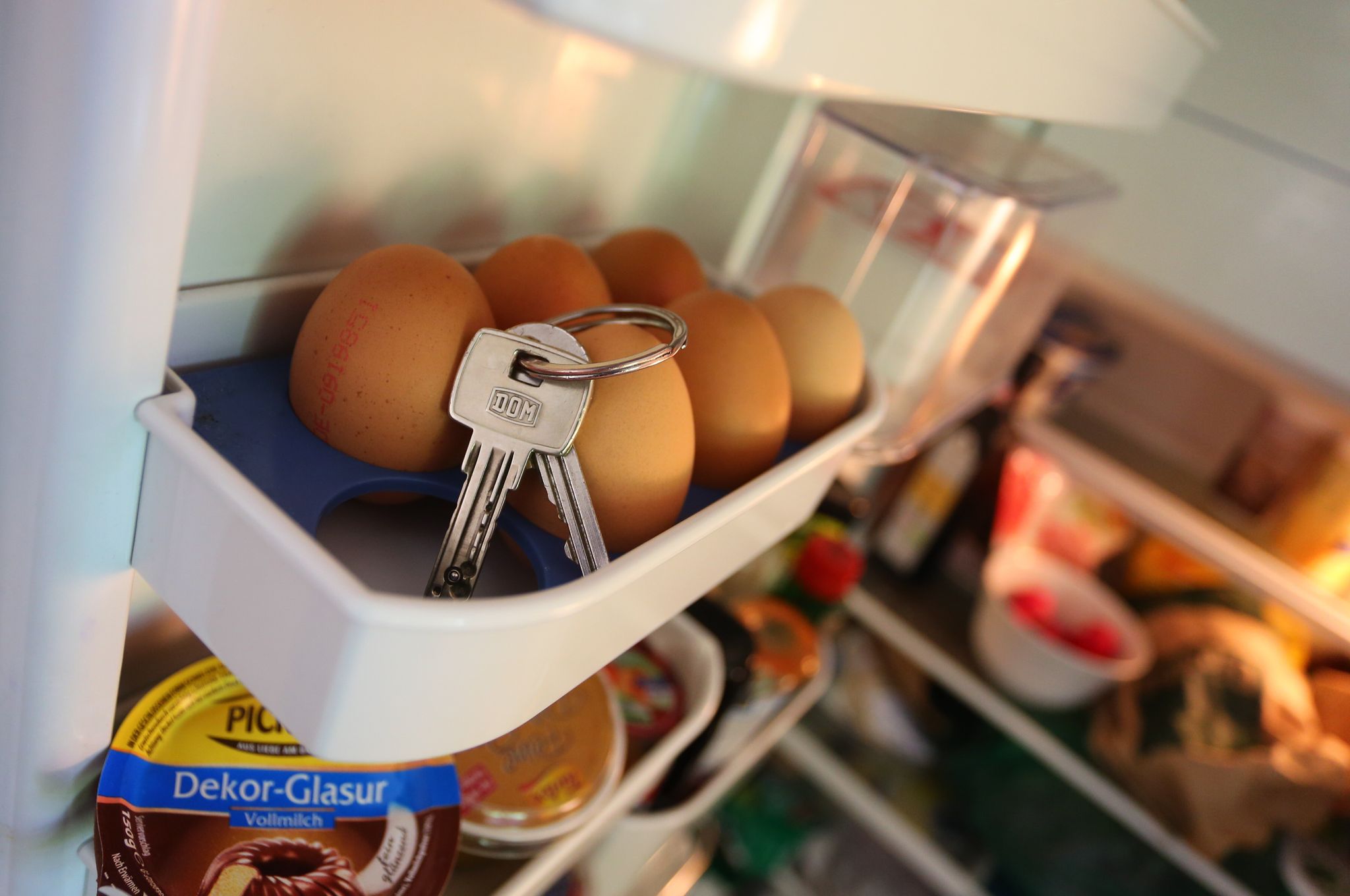 Wie kommt der Schlüsselbund ins Eierfach? Betroffene einer Demenz neigen dazu, Gegenstände an ungewöhnlichen Stellen zu verlegen - weil sie vergessen, wofür sie gut sind.
