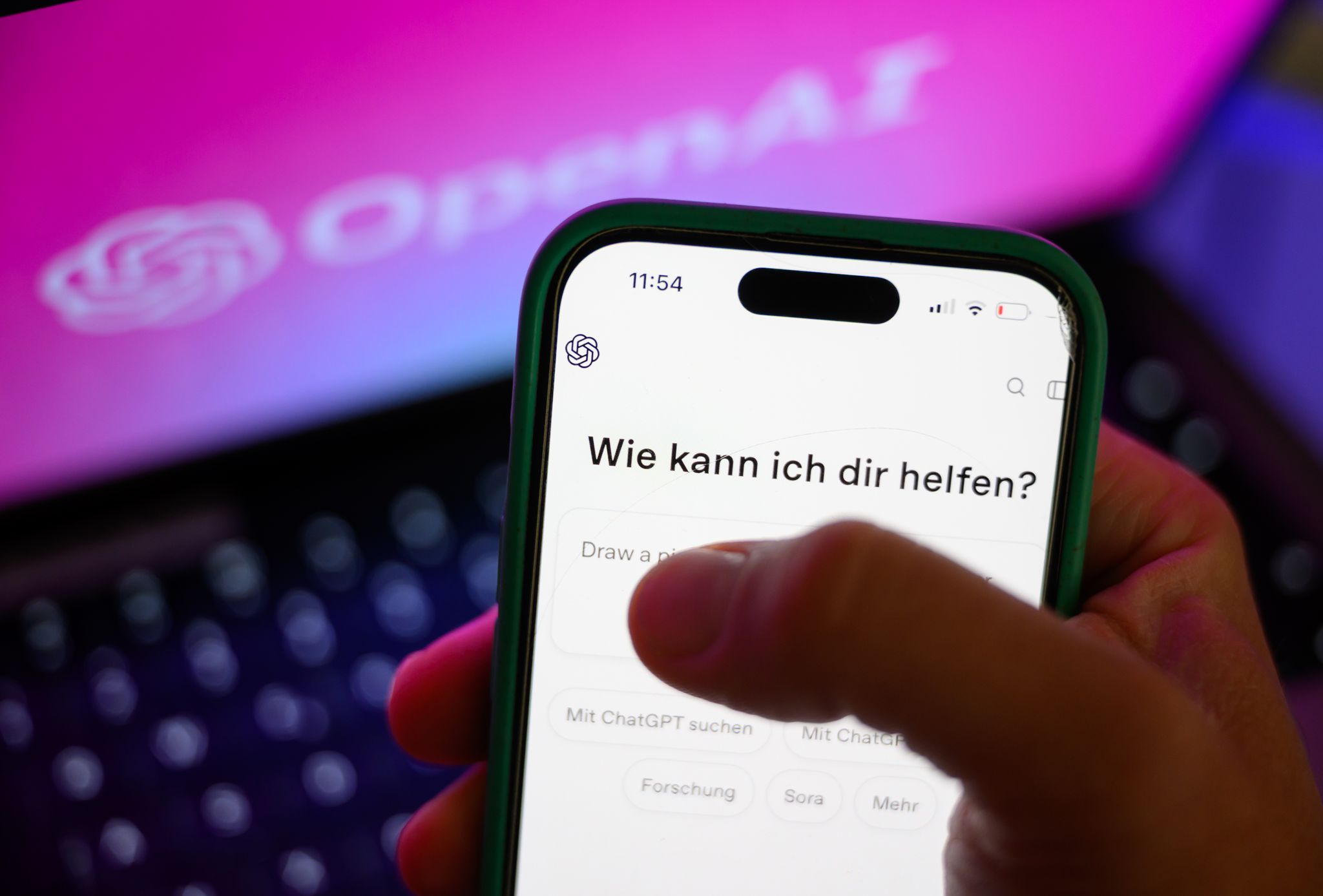 Nutzer können Beziehungen zu KI-Chatbots aufbauen. (Archivbild)