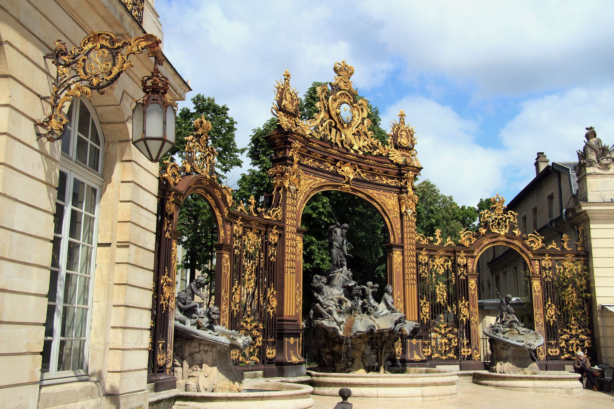 Prächtig und mit Gold geschmückt sind die Tore am Place Stanislas in Nancy aus dem 18. Jahrhundert.